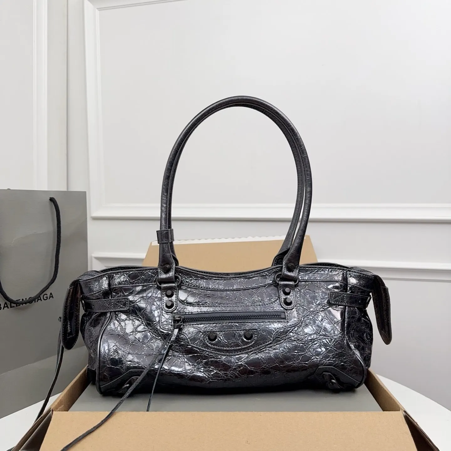 Balenciaga Le City 羊皮 單肩包 日常搭配款
