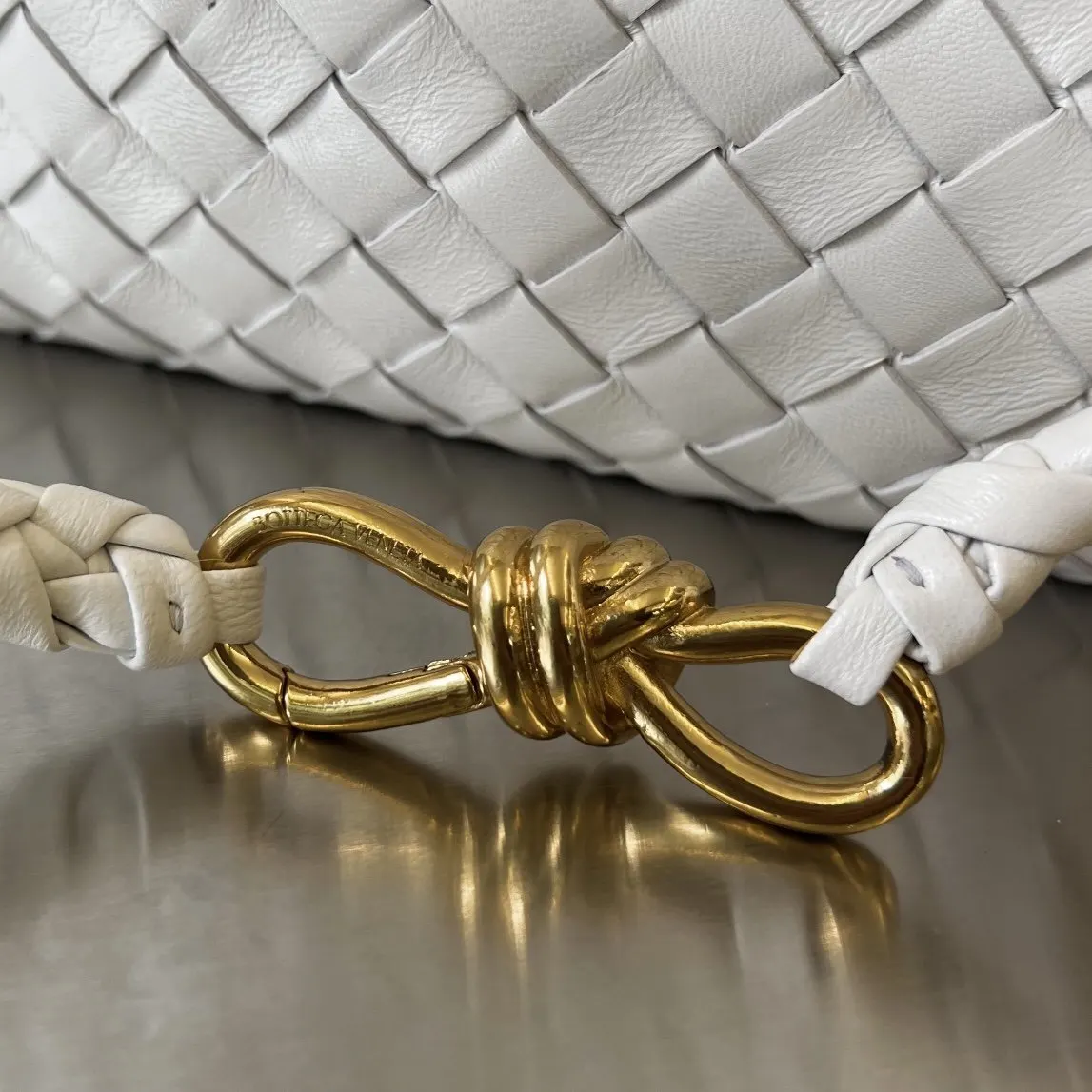 Bottega Veneta 金色 羊皮 斜背包 輕便斜挎款