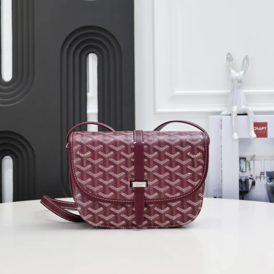 Goyard 酒红 皮质镶边以线条的方式凸显出包身轮廓 翻盖