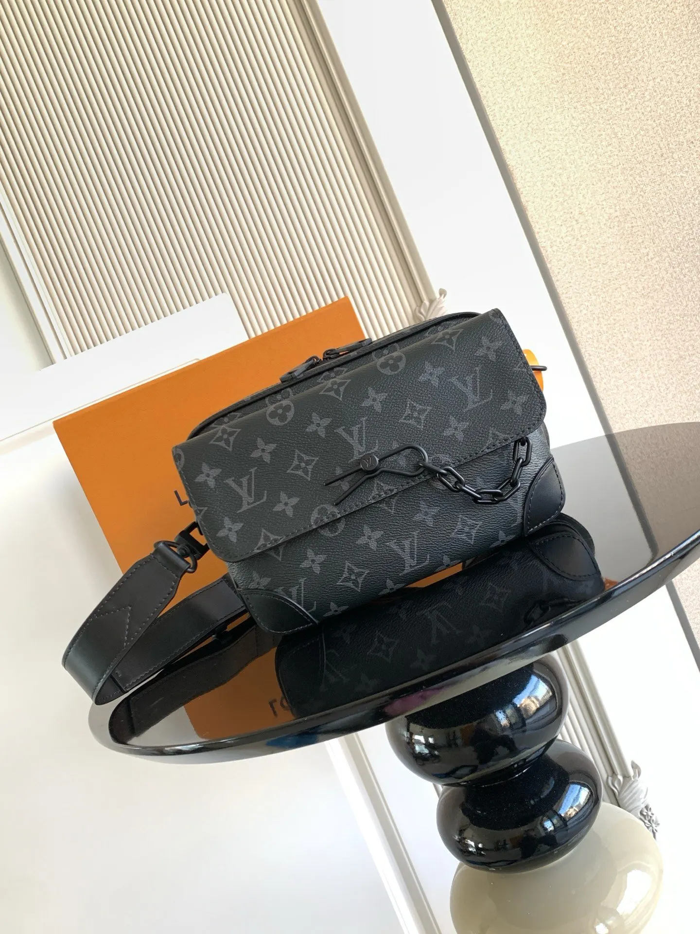 LV 黑色壓紋郵差包 單肩斜挎款