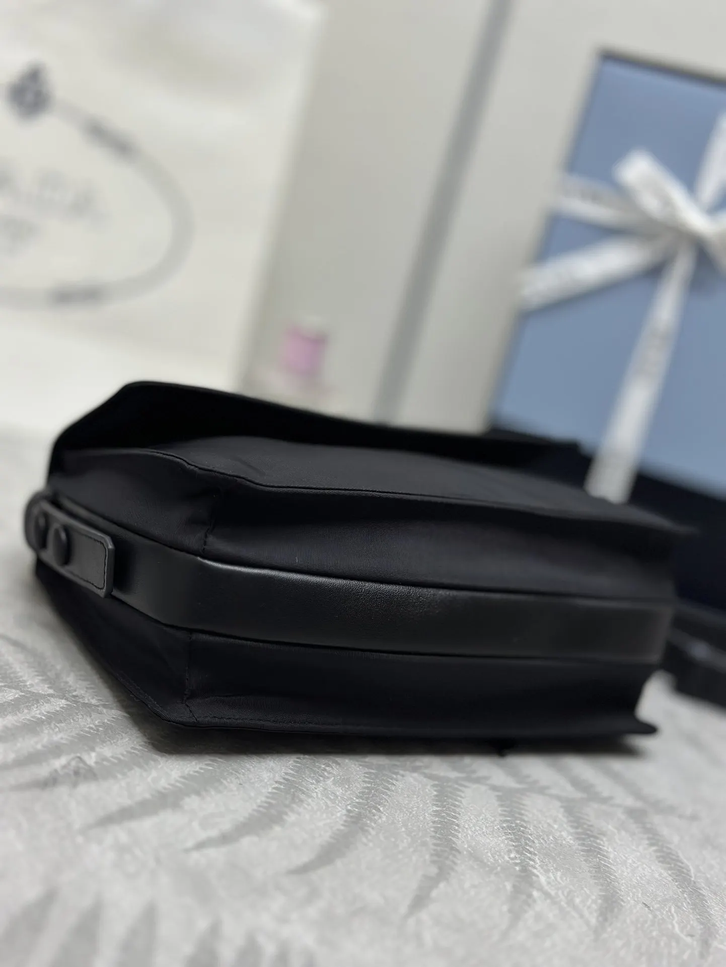 Prada 尼龍 斜背包 輕便斜挎款