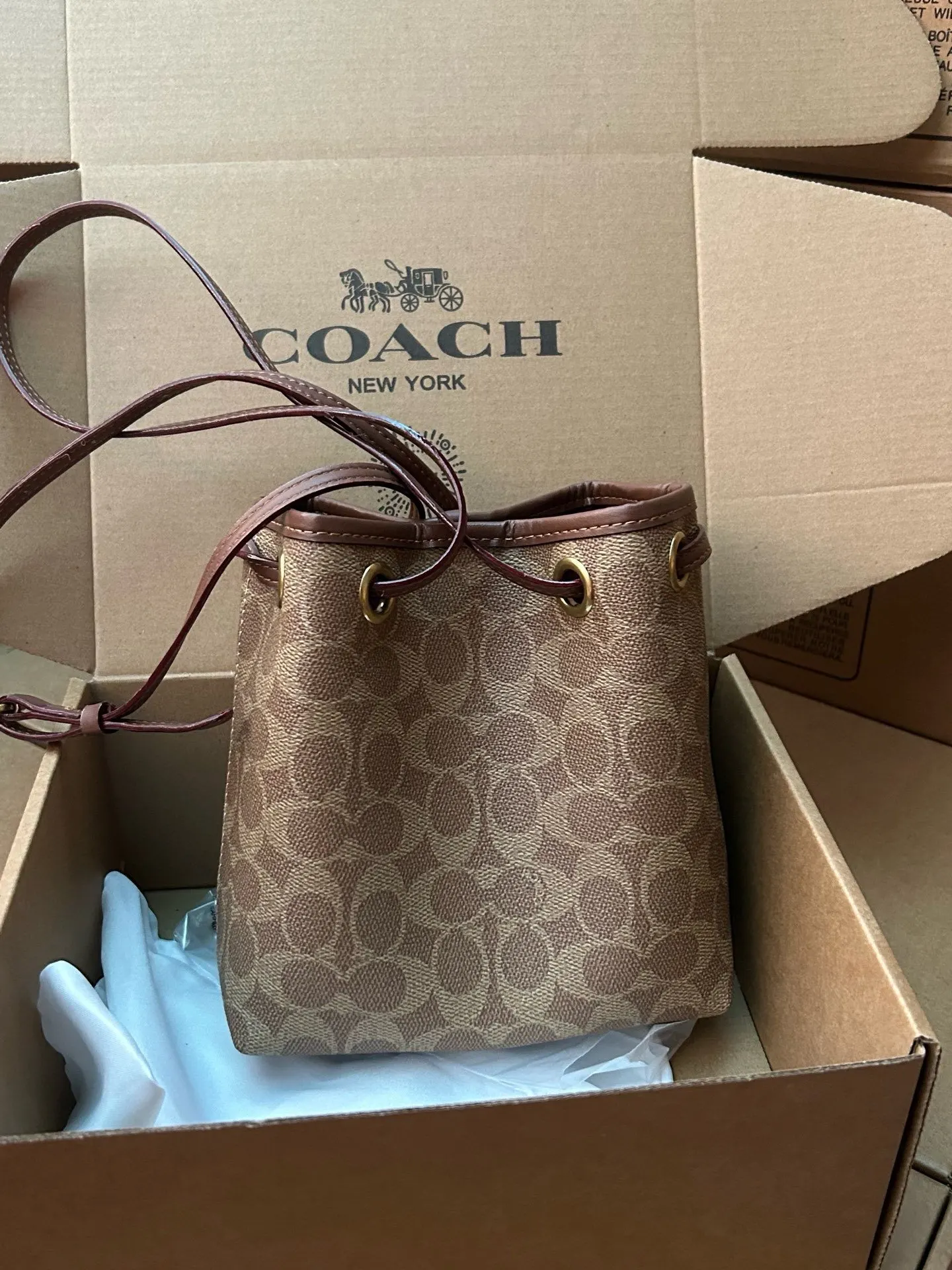 Coach 老花 小巧福袋水桶造型 簡約又有辨识度 經典老花细调节肩带 水桶包 休閒水桶款