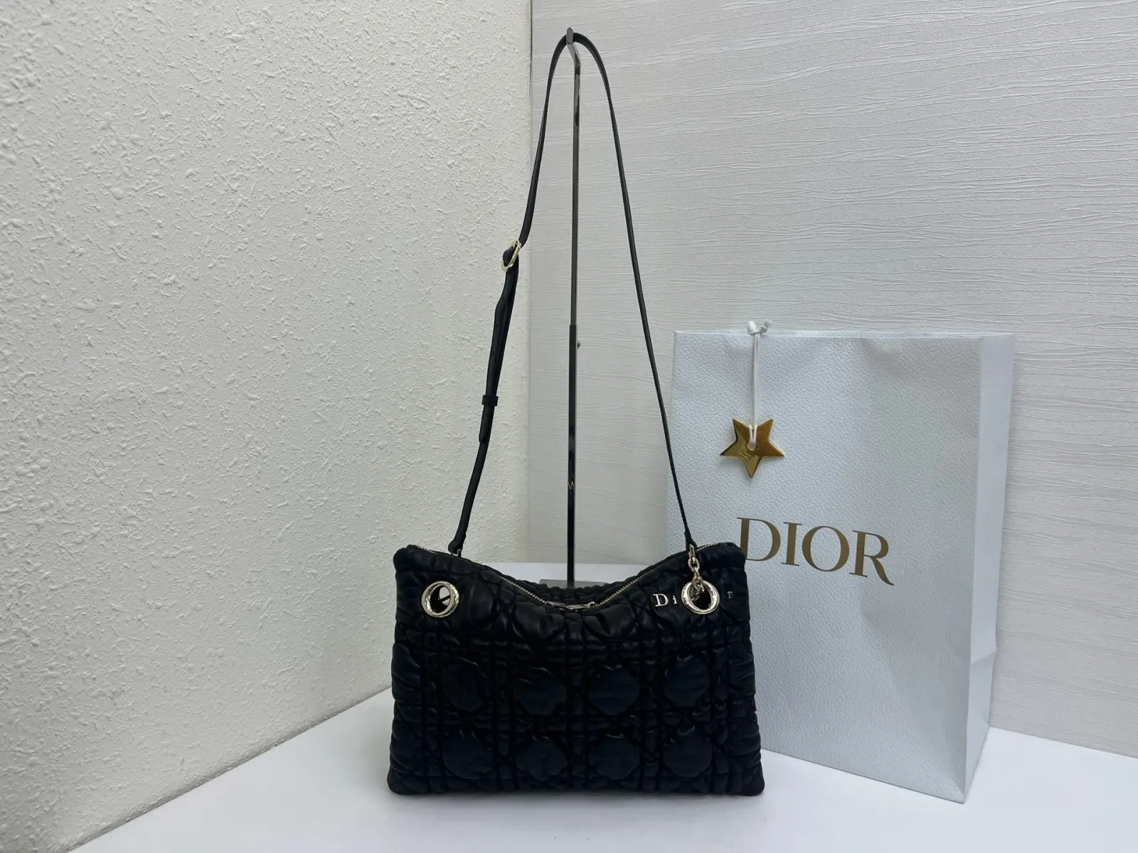 Dior 突显饰以蓬蓬超大藤格纹的新材质 为經典图案注入立体风 鏈條包 精致鏈條款
