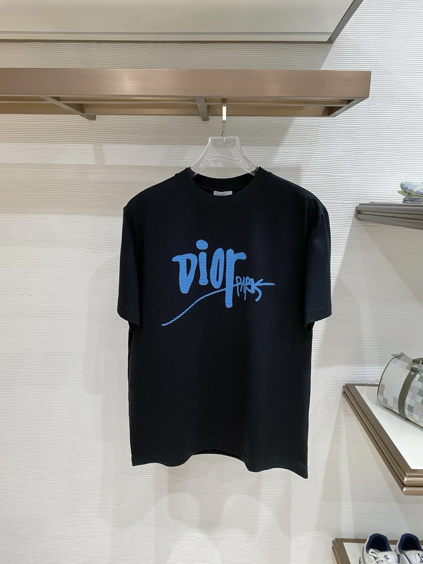 Dior black short-sleeved T-shirt, exquisite wear
