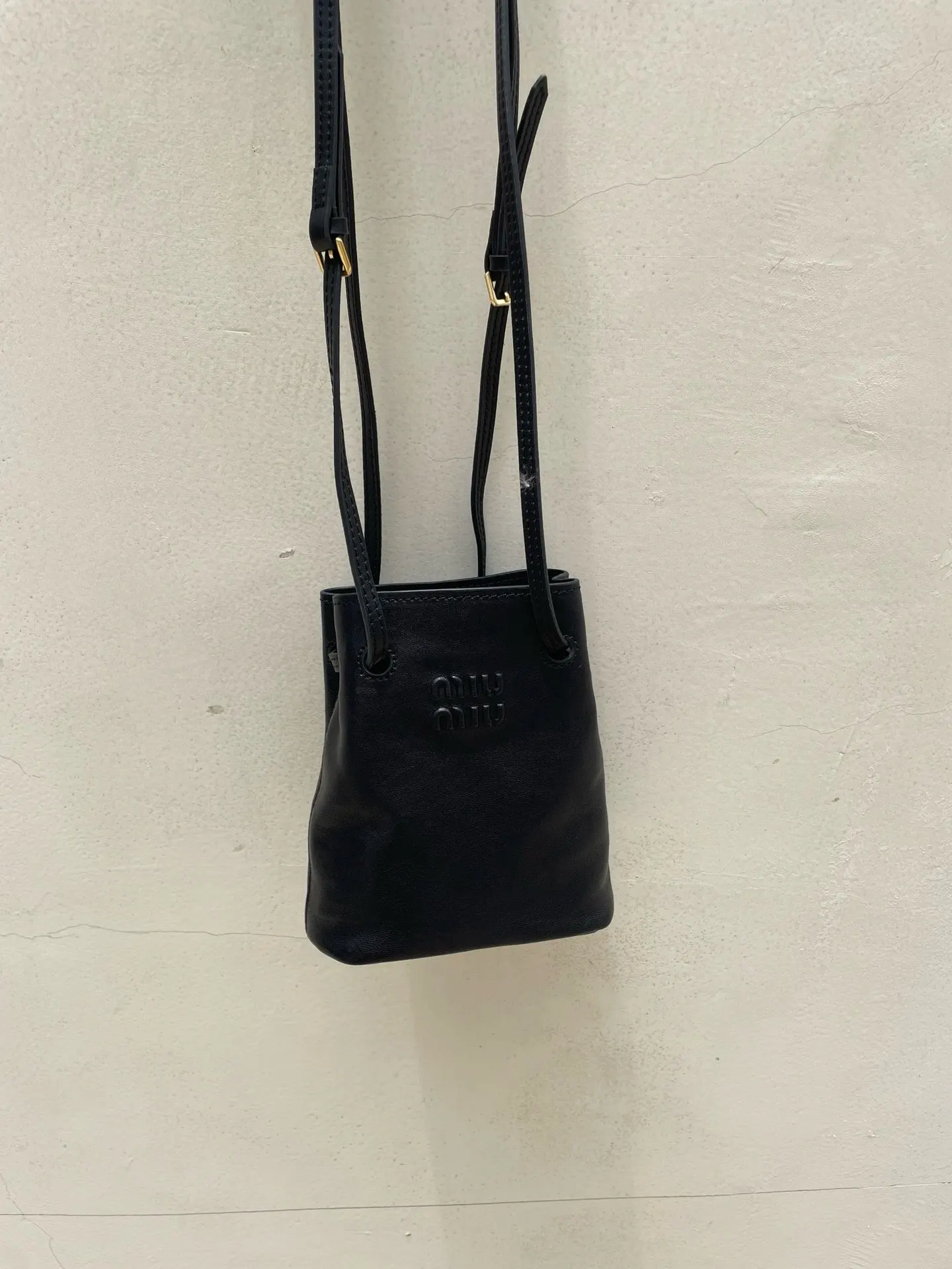 Miu 羊皮 羊皮福袋小桶包 个色 手 斜背包 輕便斜挎款