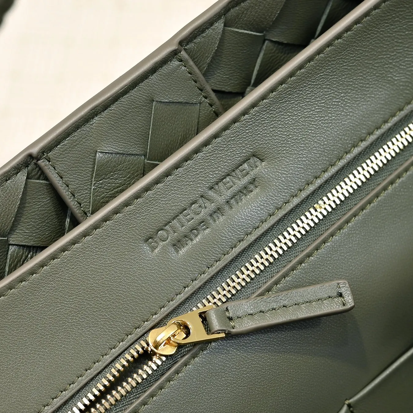 Bottega Veneta 麂皮 斜挎包 轻便斜挎款