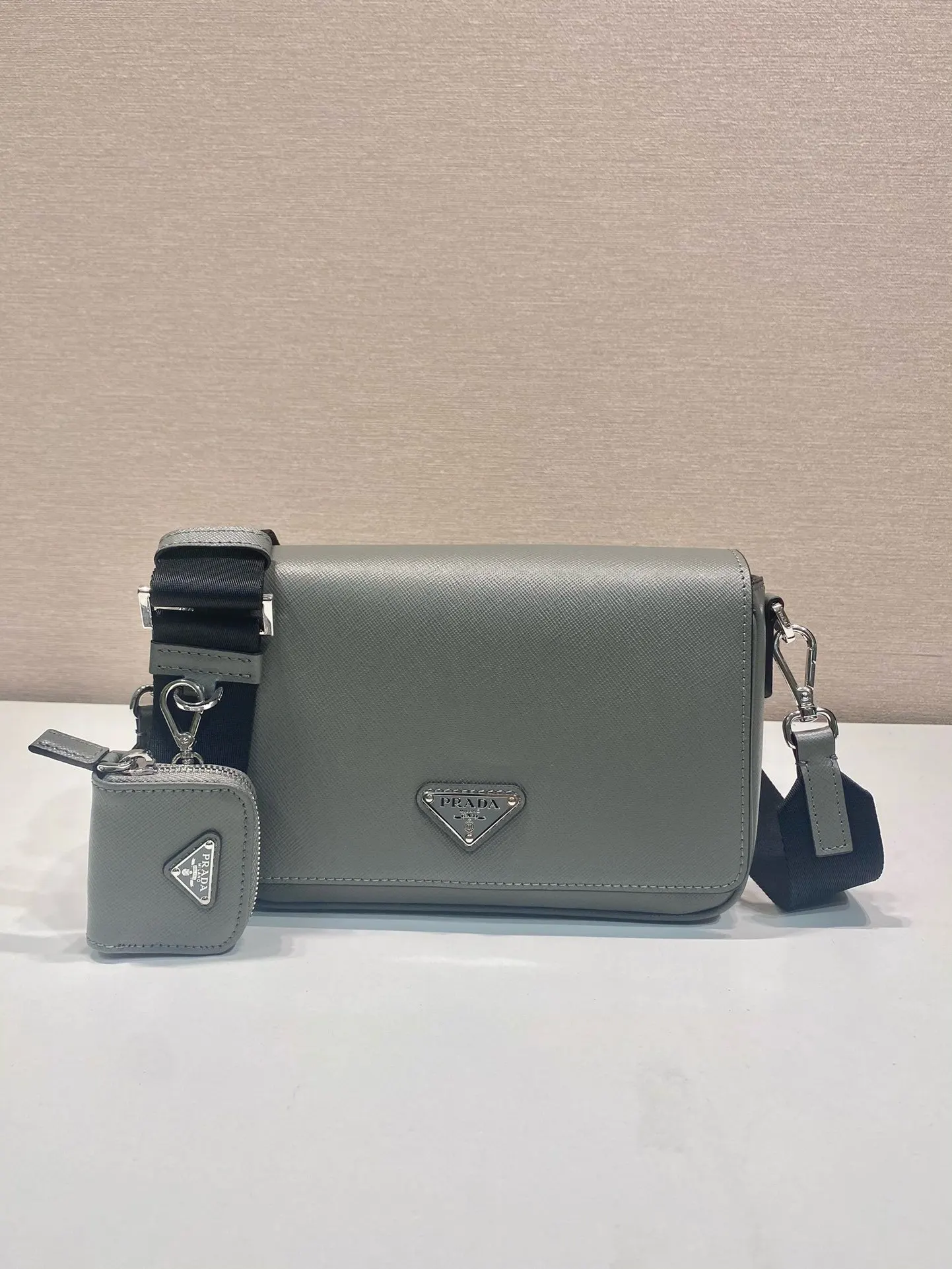 PRADA 2VD059 Re-Nylon尼龍 Saffiano十字纹牛皮 單肩包 日常通勤款