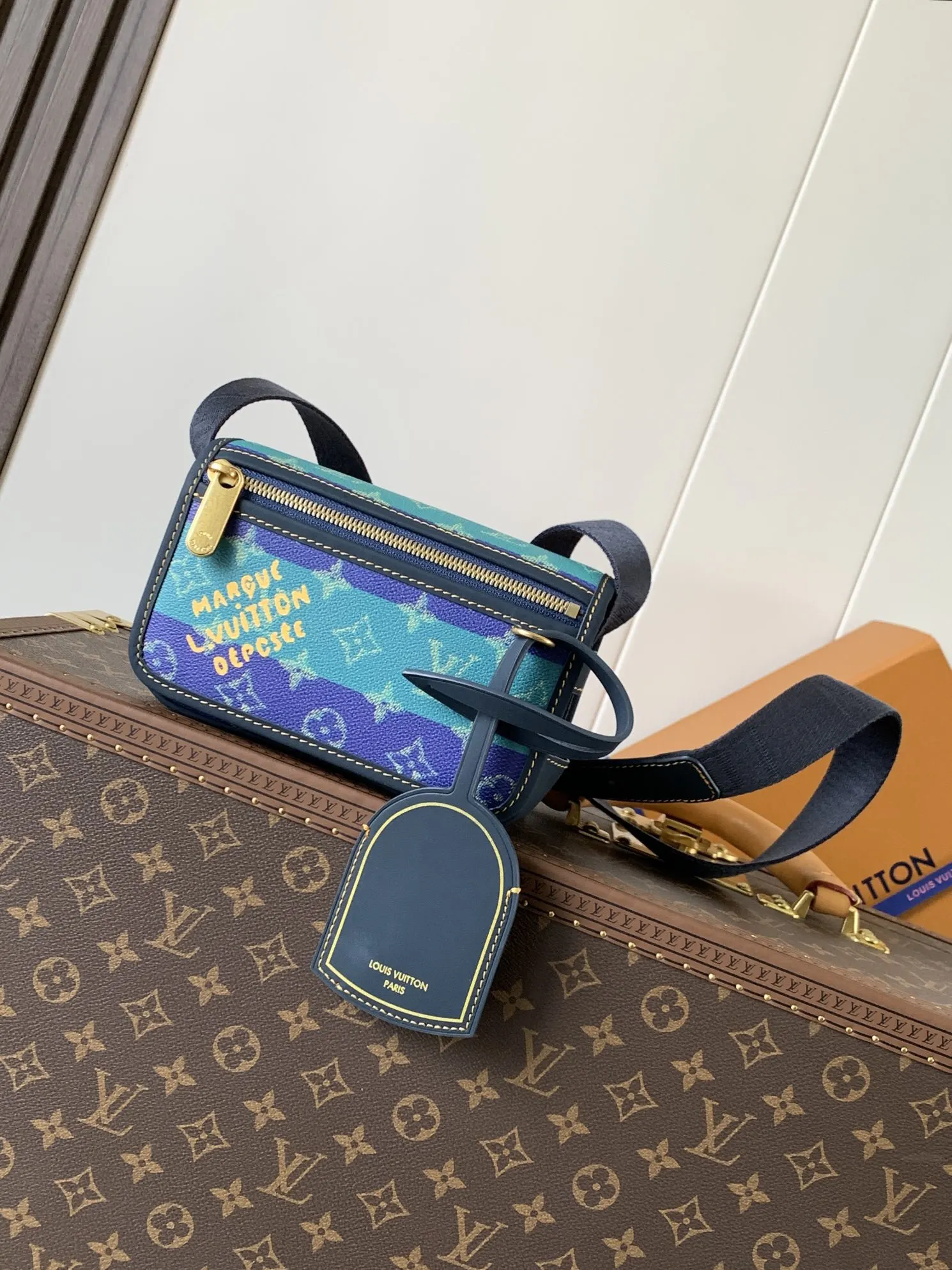 LV 彩虹鐳射迷你硬箱包 斜挎款