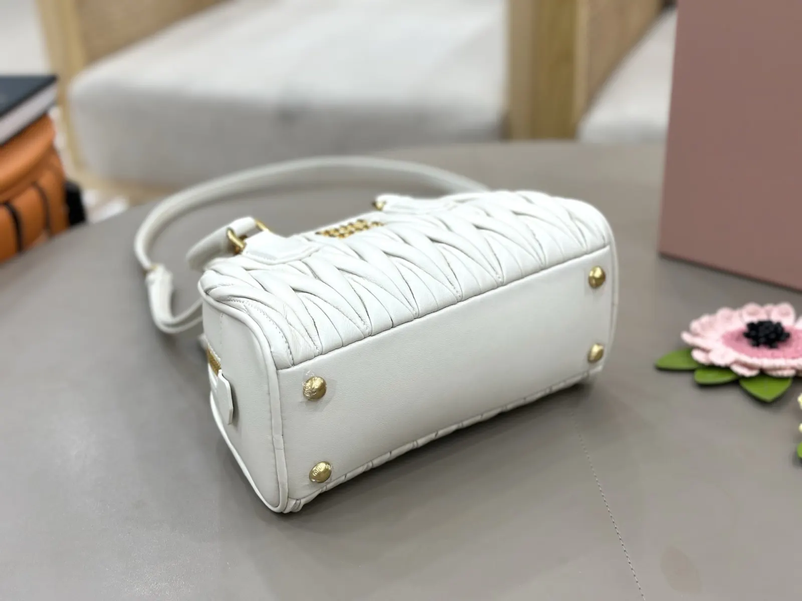 Miu 白色 金色 羊皮 斜挎包 轻便斜挎款