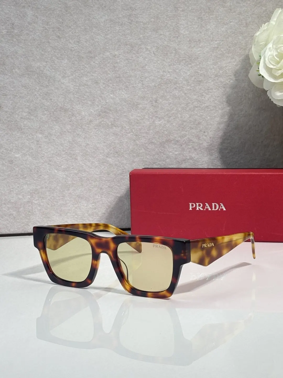 PRADA SPR A06S 太阳眼镜 時尚遮阳款