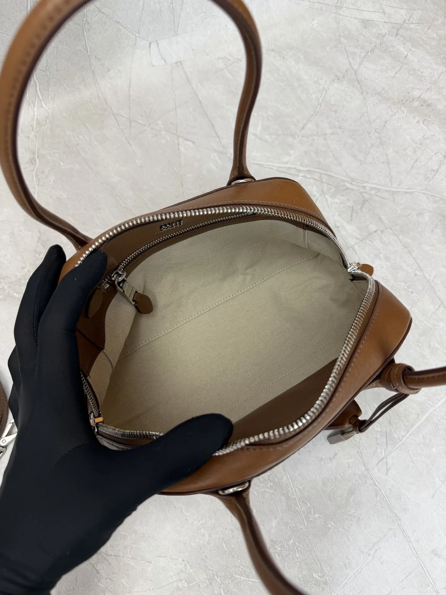 Miu 棕色 小牛皮 斜背包 輕便斜挎款