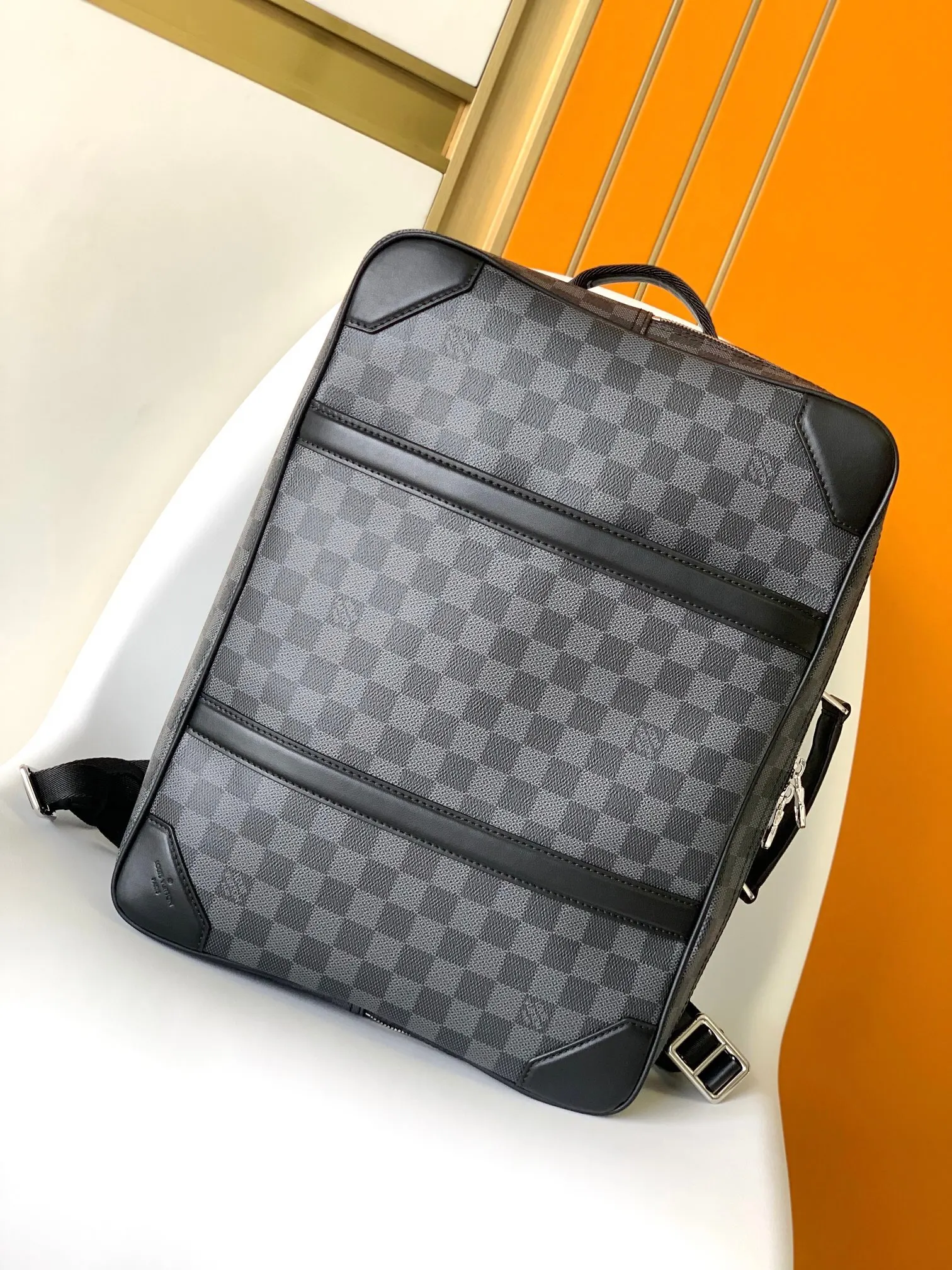 帆布 由坚韧 Damier Graphite 帆布制成 雙肩包 实用雙肩款