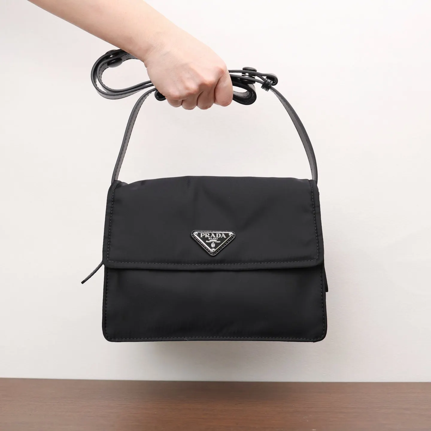 Prada 尼龍 斜背包 輕便斜挎款