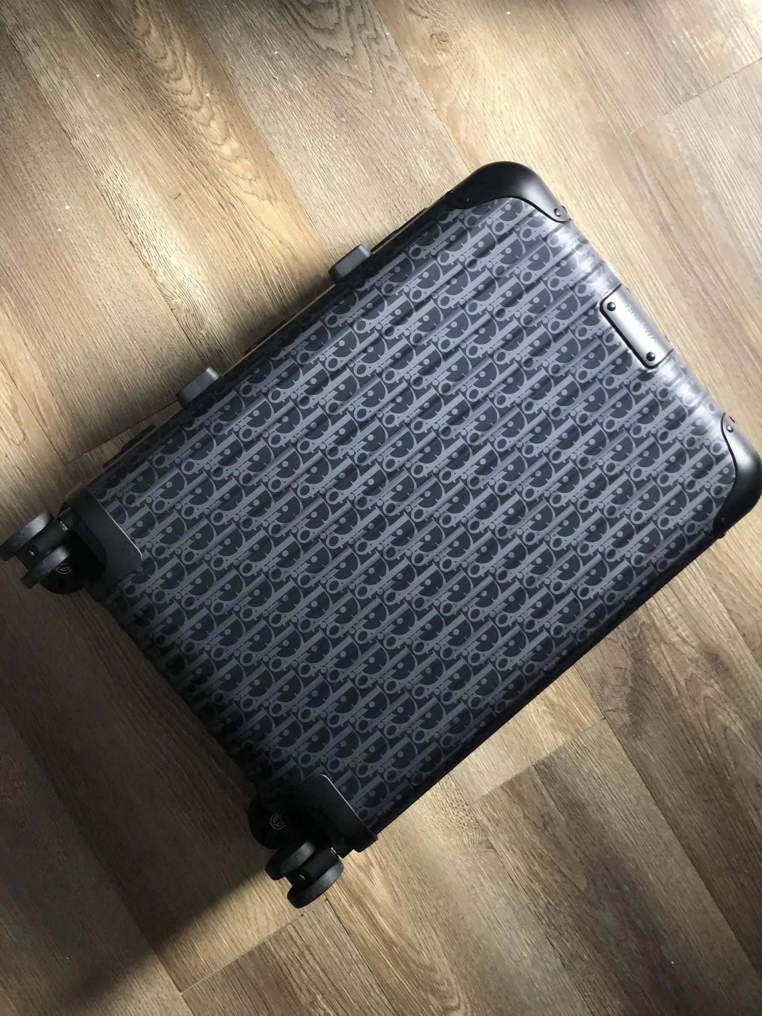 Dior 黑色 创新的阳极氧化技术赋予鋁制表面鲜亮色彩 寸 价 行李箱 旅行拉杆款 輕便出行款