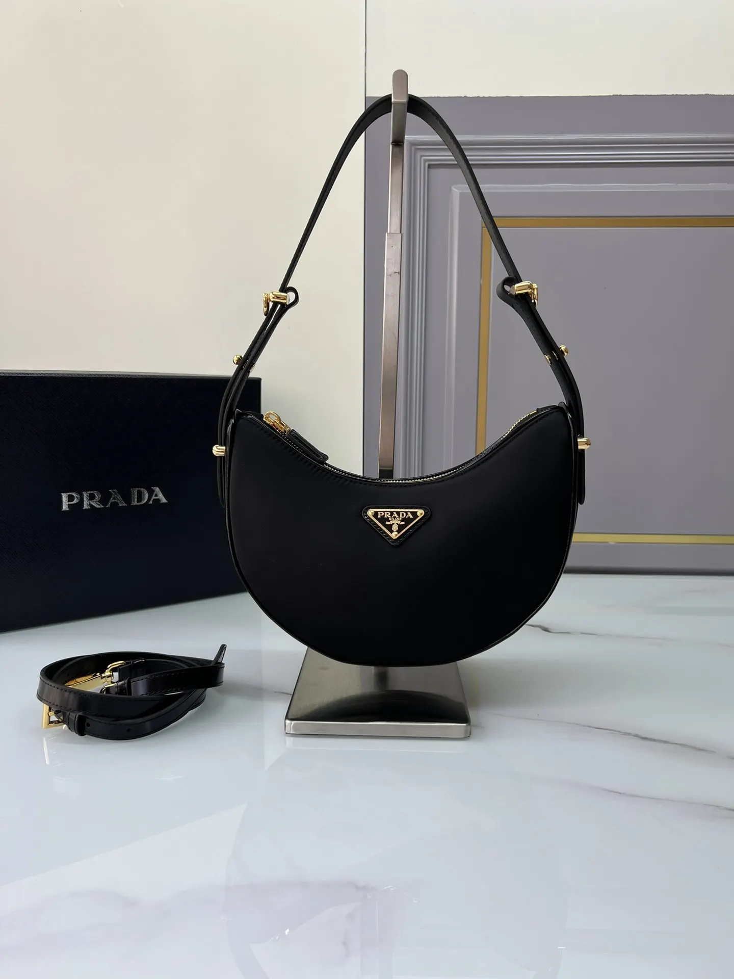 PRADA Re-Nylon尼龍 牛皮 羊皮 雙肩背包 輕便实用款