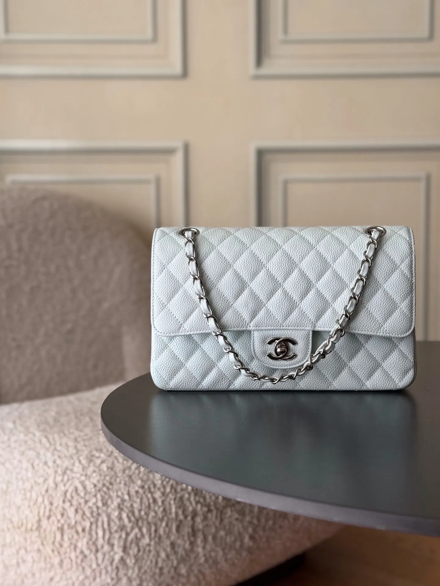 CHANEL 白色魚子醬牛皮翻蓋鏈條包 金扣款