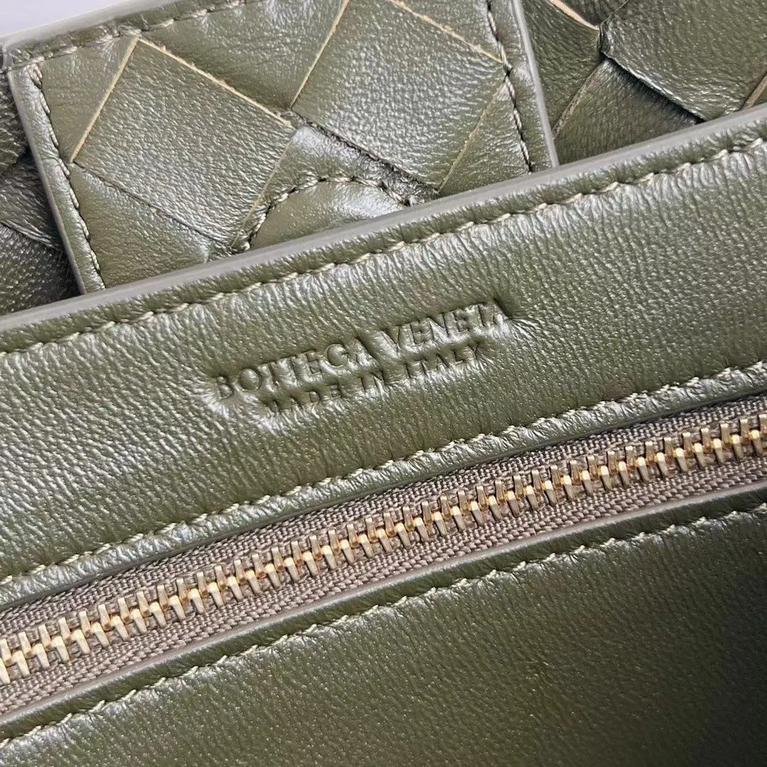 Bottega Veneta 金色 羊皮 斜背包 輕便斜挎款(數字9) Bottega Veneta 金色 羊皮 斜背包 輕便斜挎款(數字9)