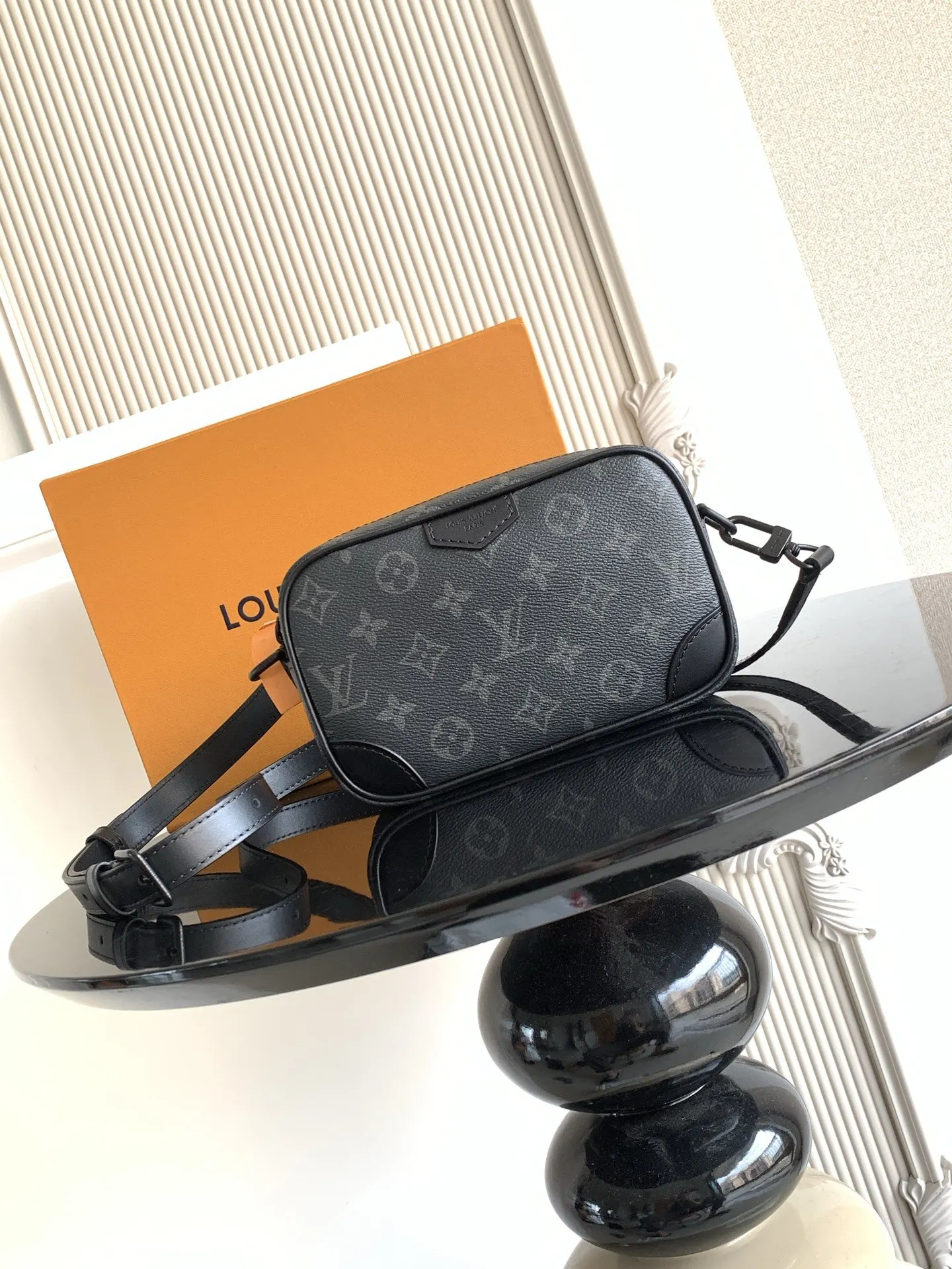 LV 黑色壓紋郵差包 單肩斜挎款