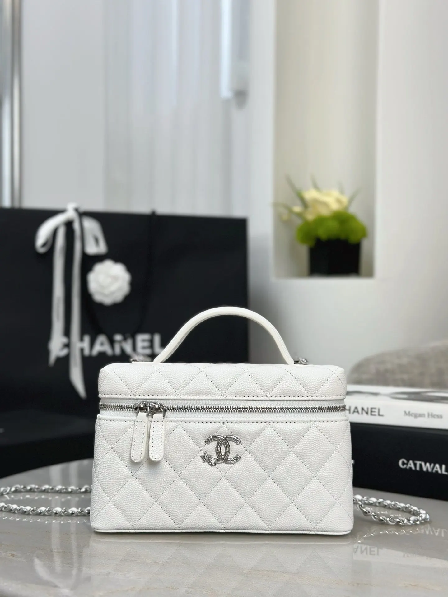 CHANEL 19 Bag 白色荔枝紋牛皮鏈條包 迷你款