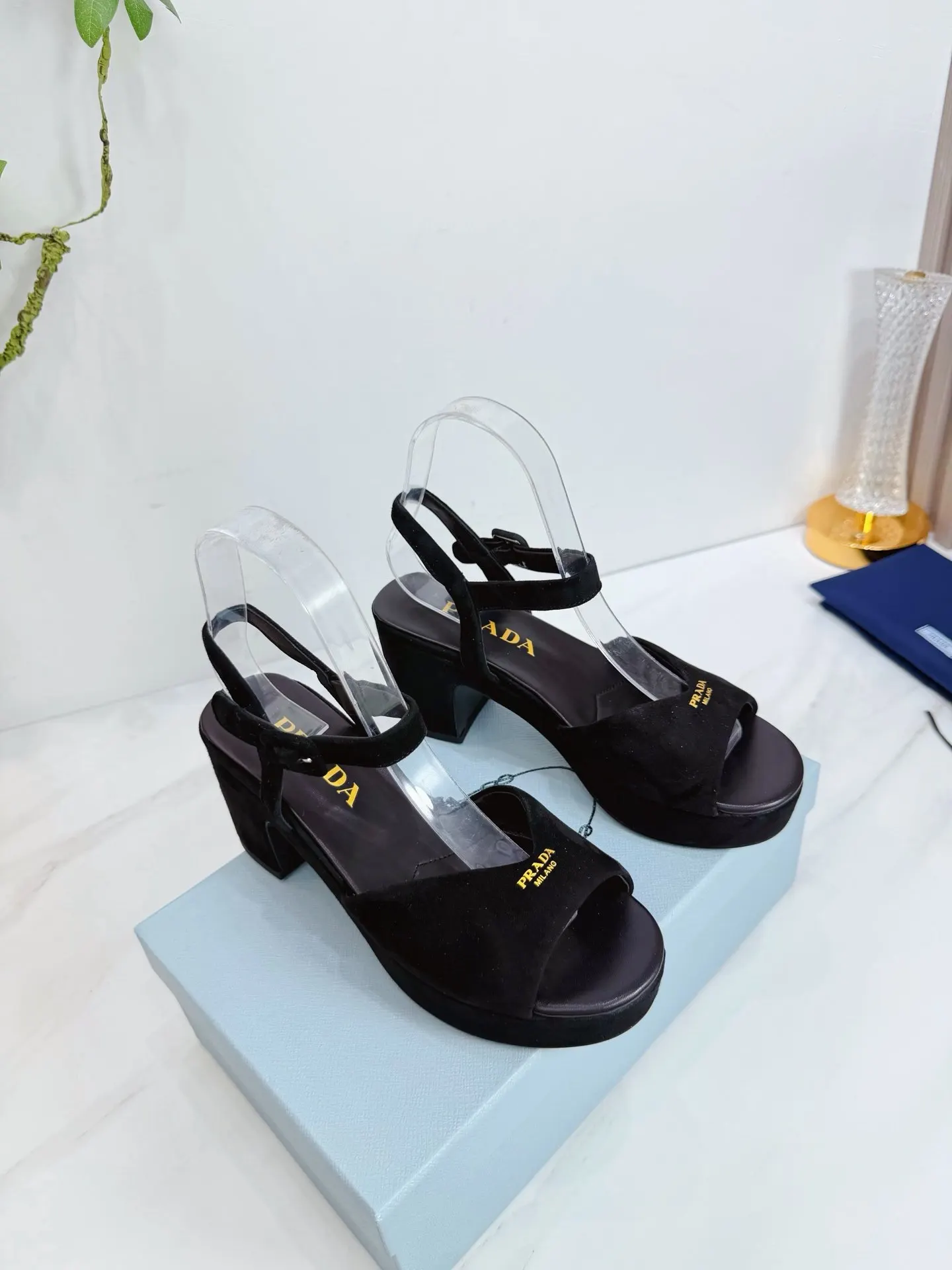 PRADA 羊皮 休閒鞋 舒適百搭款