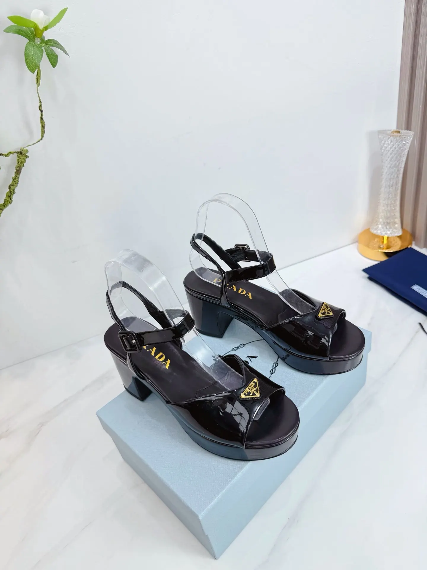 PRADA 羊皮 漆皮 休閒鞋 舒適百搭款
