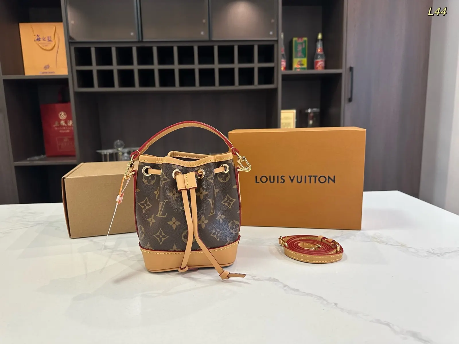 LV 钢五金 水桶包 休闲水桶款