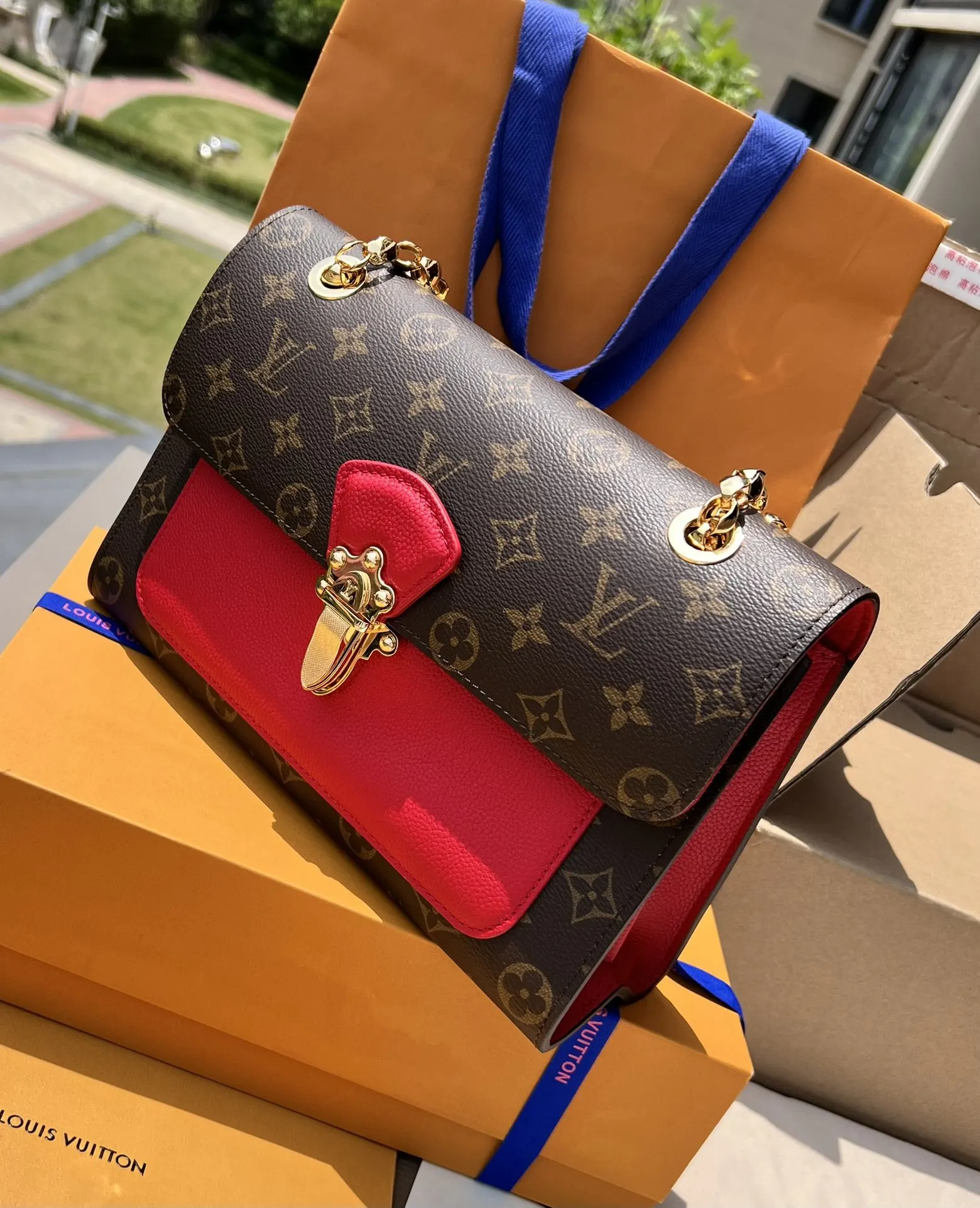 LV 金色 牛皮 滑动包链呼应經典旅行箱上的Malletage 图案可 鏈條包 精致鏈條款
