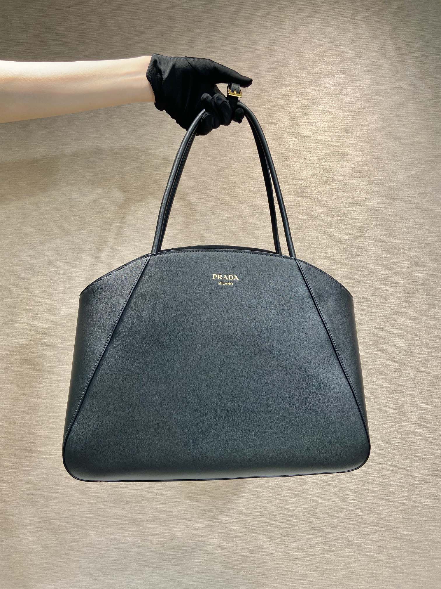 小牛皮 極簡設計 以簡約而精緻的細節 手袋綴以閃亮的金屬飾件 托特包 大容量托特款