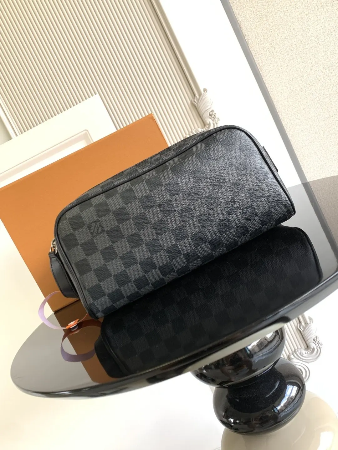 LV 牛皮 皮质宽手柄可舒适提携 亦可置于挂钩上 实乃不可或缺的 收纳包 旅行收纳款