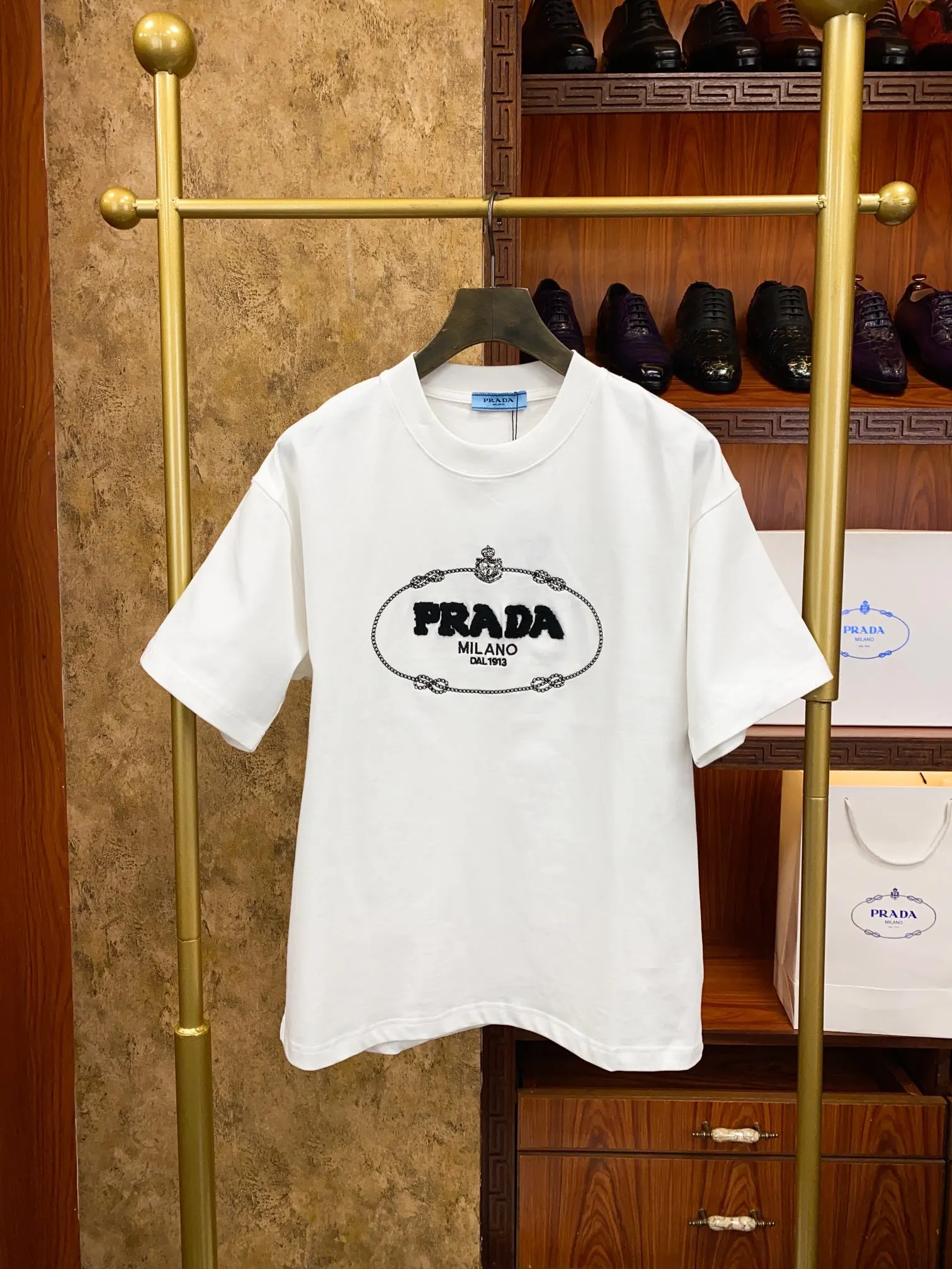PRADA 字母钢印 浮雕字母 棉质 短袖T恤 休閒百搭款