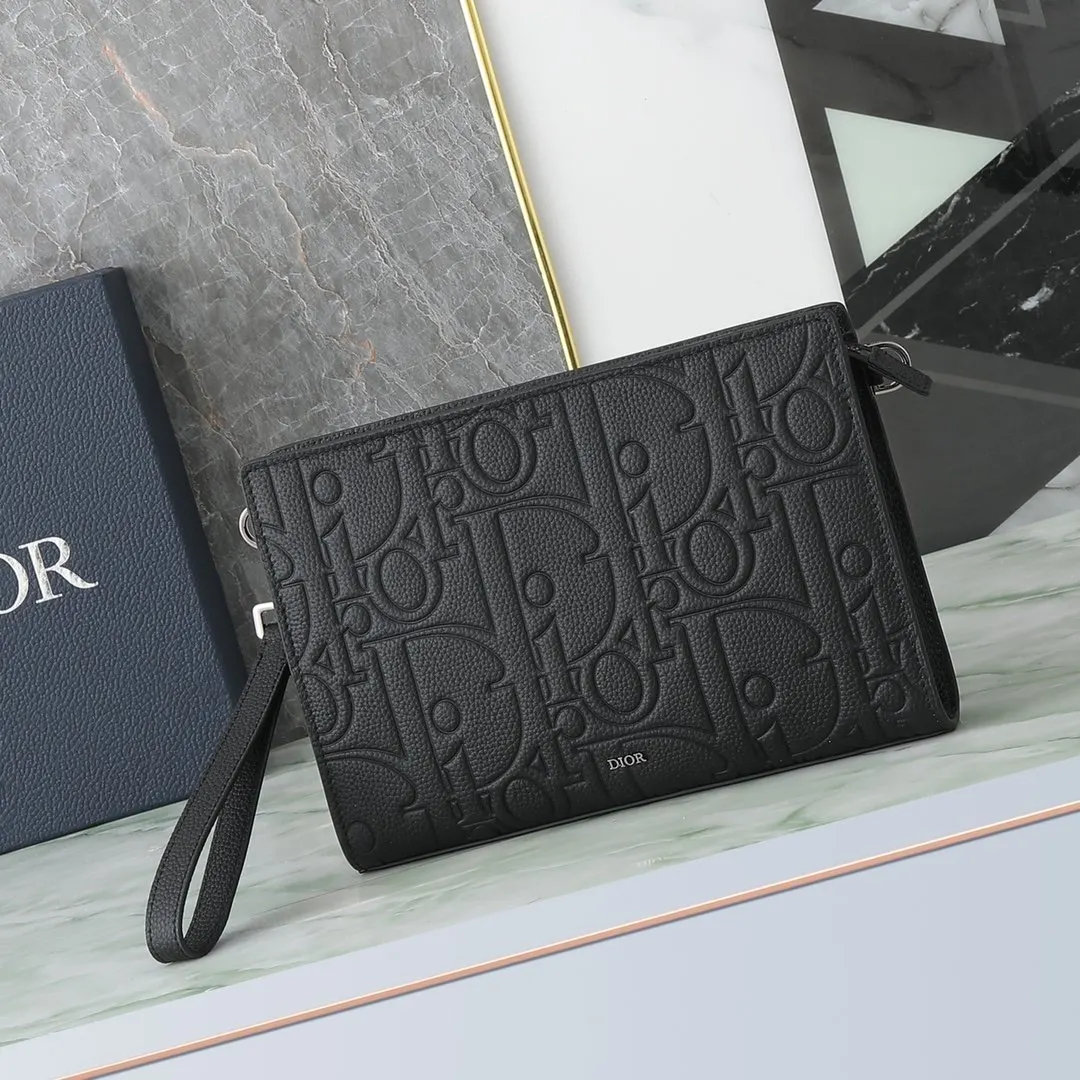 Dior 黑色 牛皮 宽敞的拉链隔层適合收納手机 还设有六个卡槽 手拿包 精致手拿款
