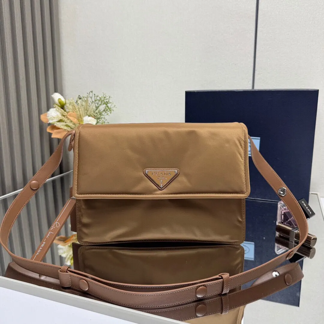 PRADA Re-Nylon尼龍 皮革 邮差包 通勤百搭款