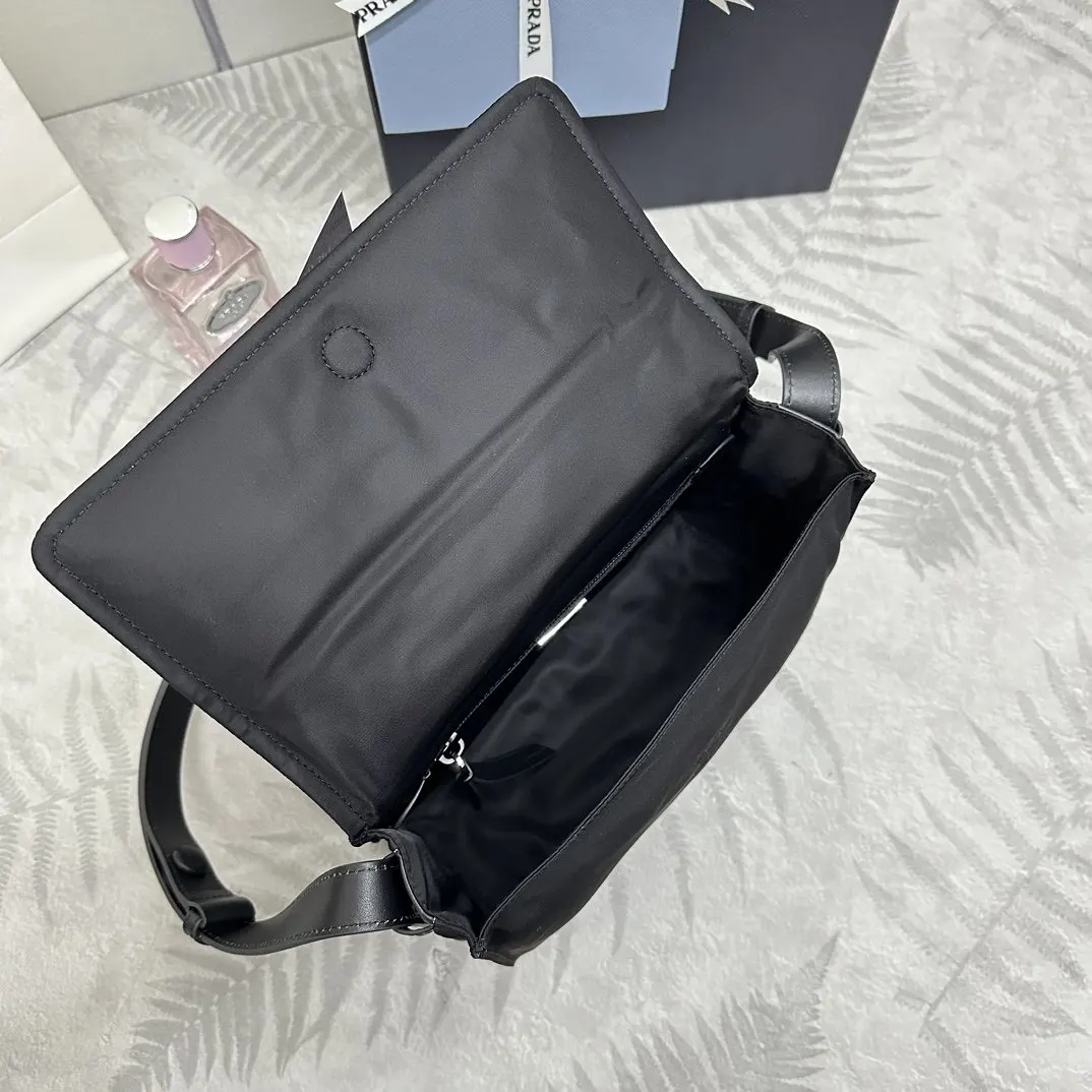 Prada 尼龍 斜背包 輕便斜挎款