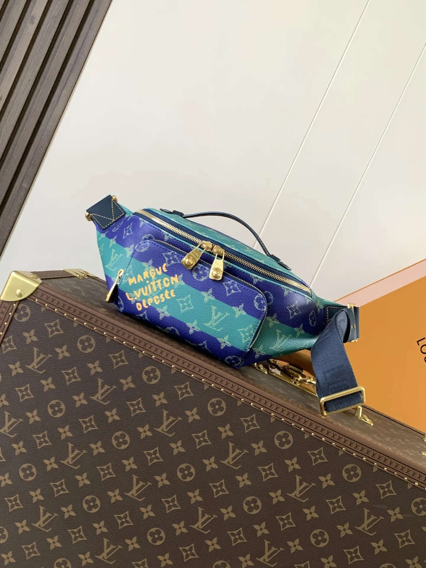 LV 帆布 前袋点缀源自 Damier 帆布的 Marque