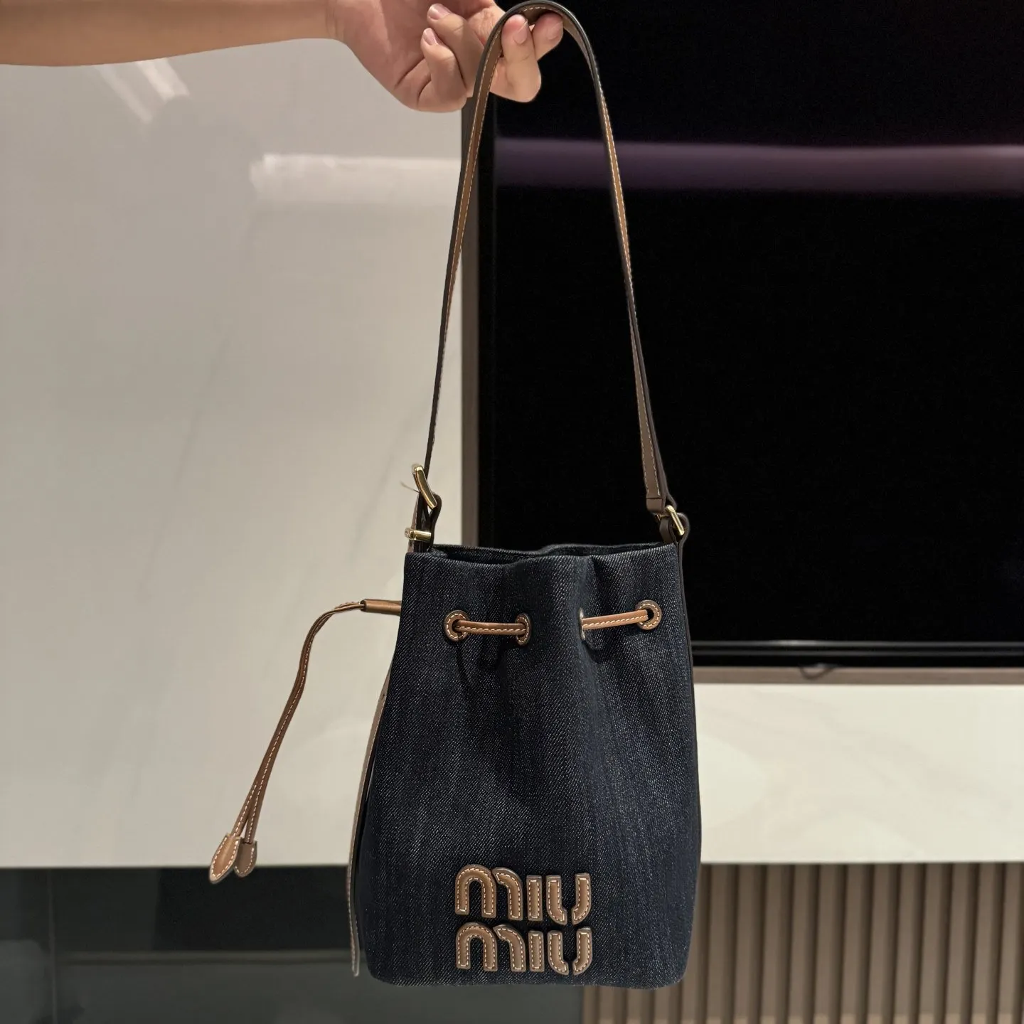 Miu 牛仔 小牛皮 水桶包 休閒水桶款