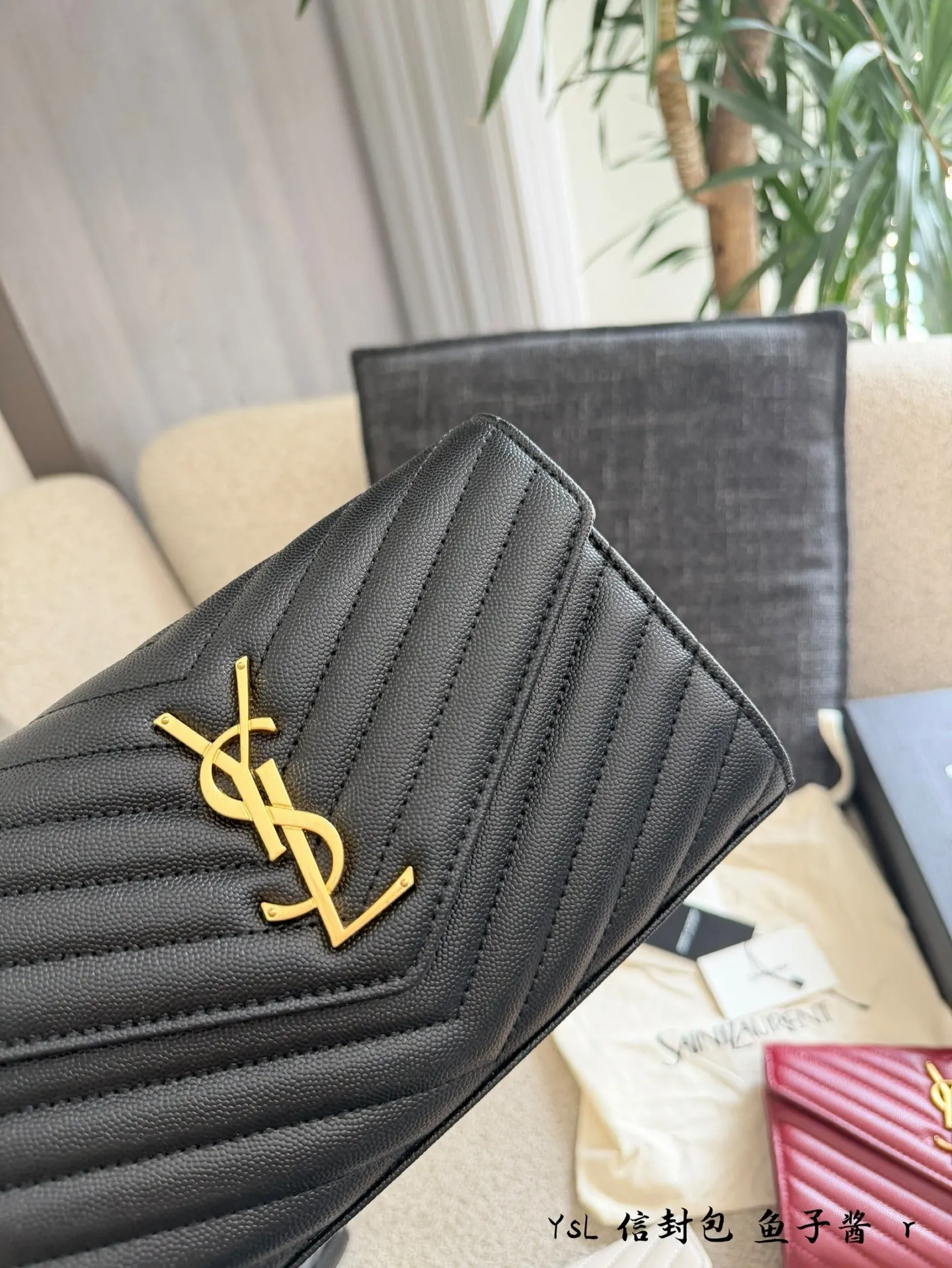YSL 牛皮 黑金鱼子酱信封包​​ 黑金鱼子酱信封包 经典黑金 链条包 精致链条款