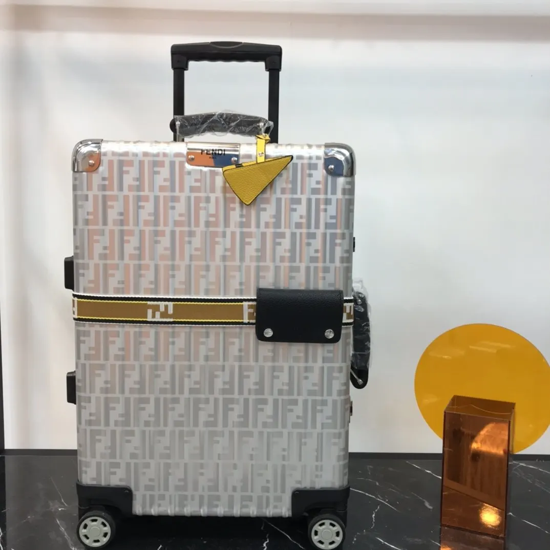 Fendi 黑色 蓝色 rimowa 一见钟情或许就是当你第一眼见到它的 行李箱 旅行拉杆款 轻便出行款