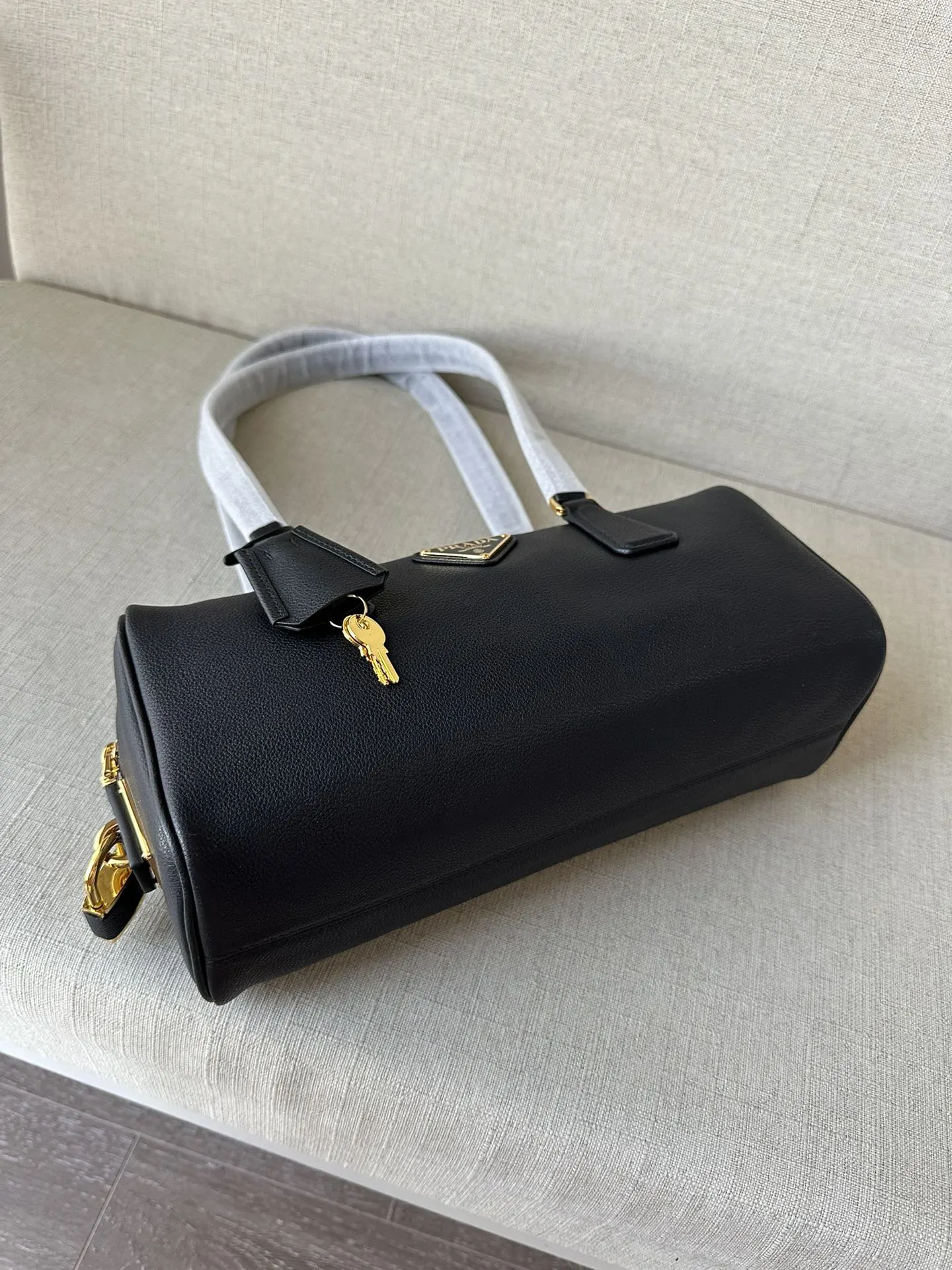 Prada 金色 牛皮 意大利进口牛皮 单肩包 日常单肩背款