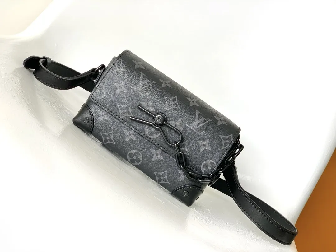 LV 黑色壓紋鏈條小方包 休閒斜挎款