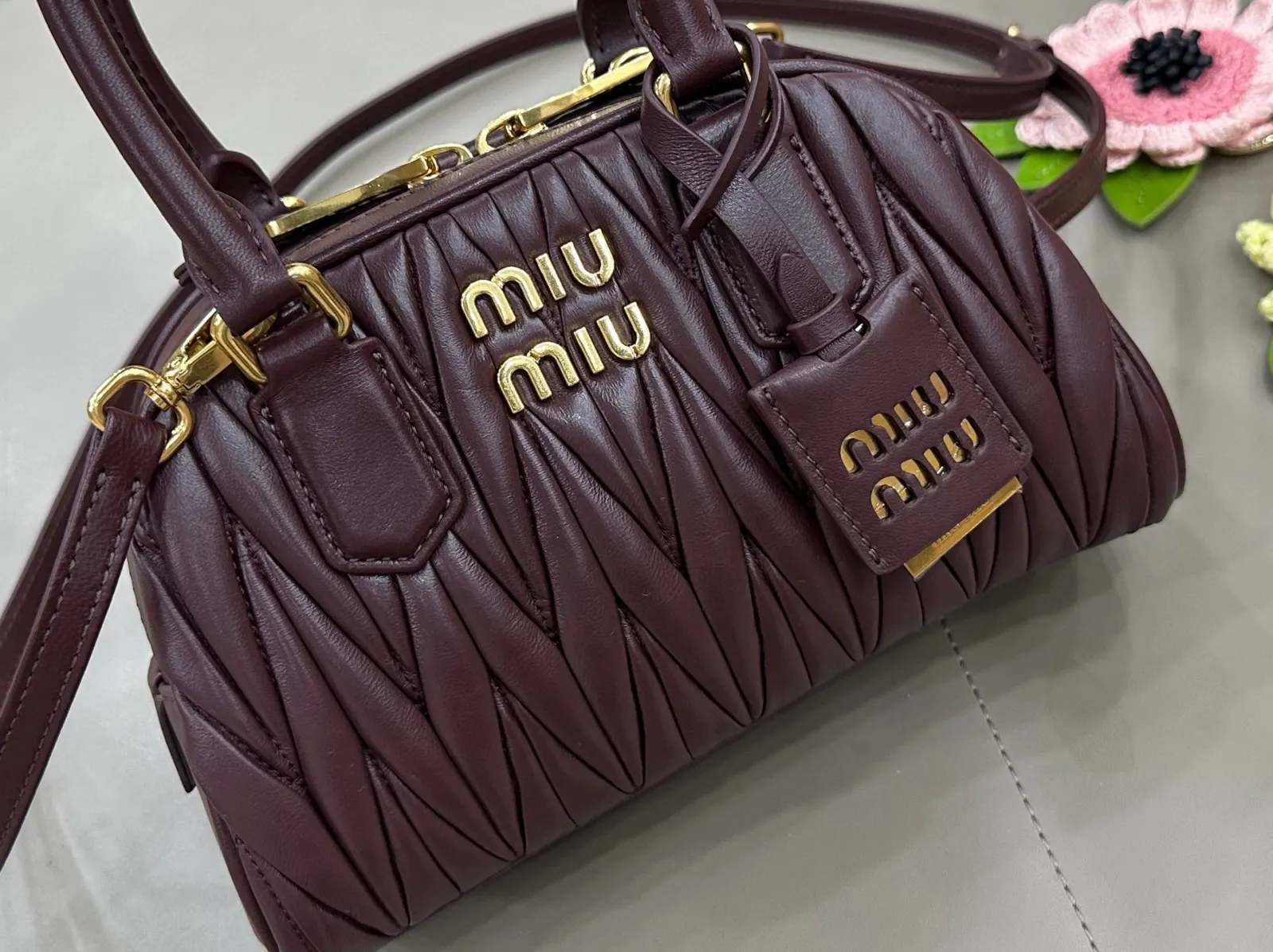 Miu 白色 红色 羊皮 斜挎包 轻便斜挎款