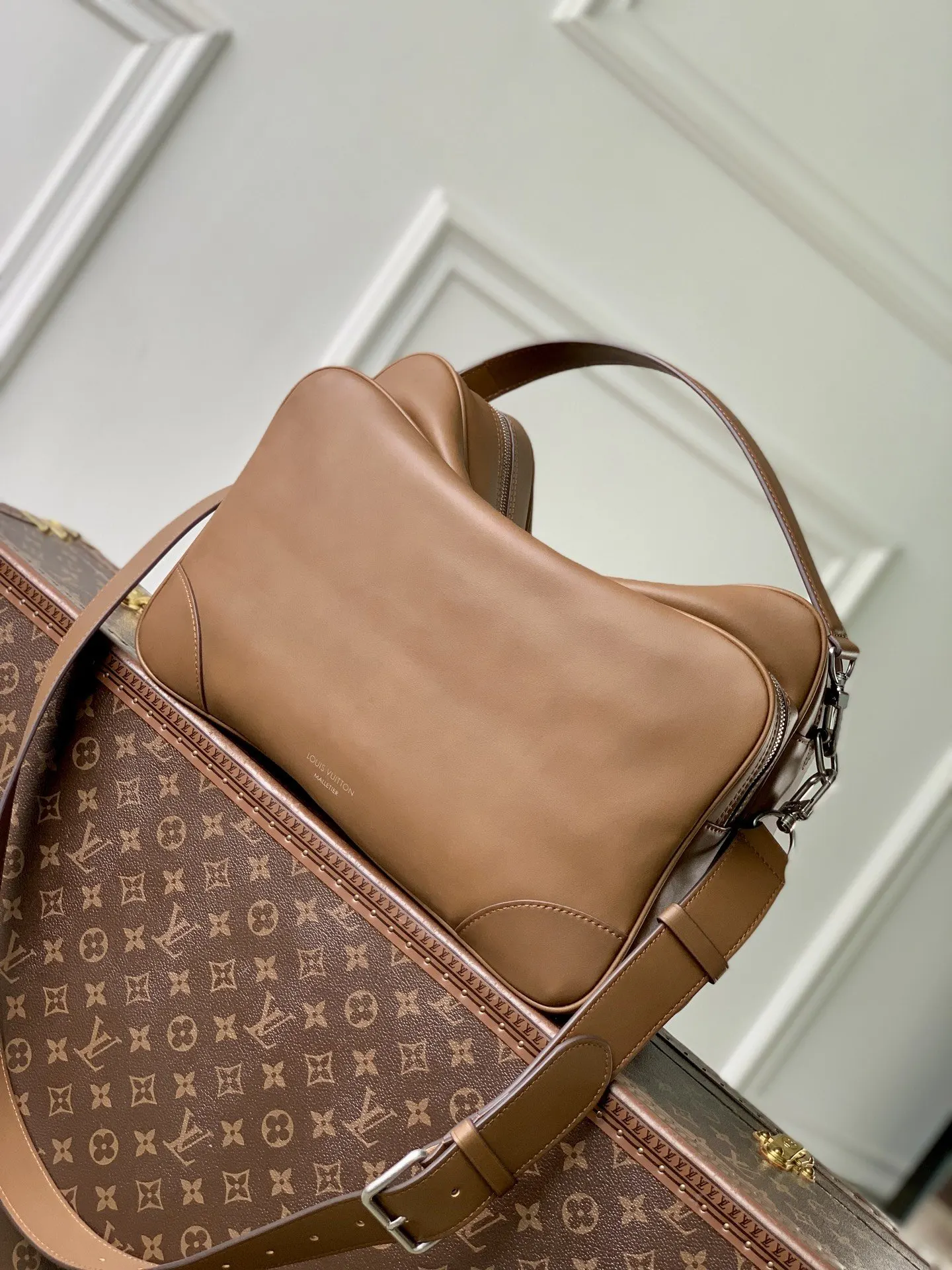 LV 棕色 提花 Blason 提花织物内里蕴藏充裕容量 能轻松收纳笔 收纳包 旅行收纳款