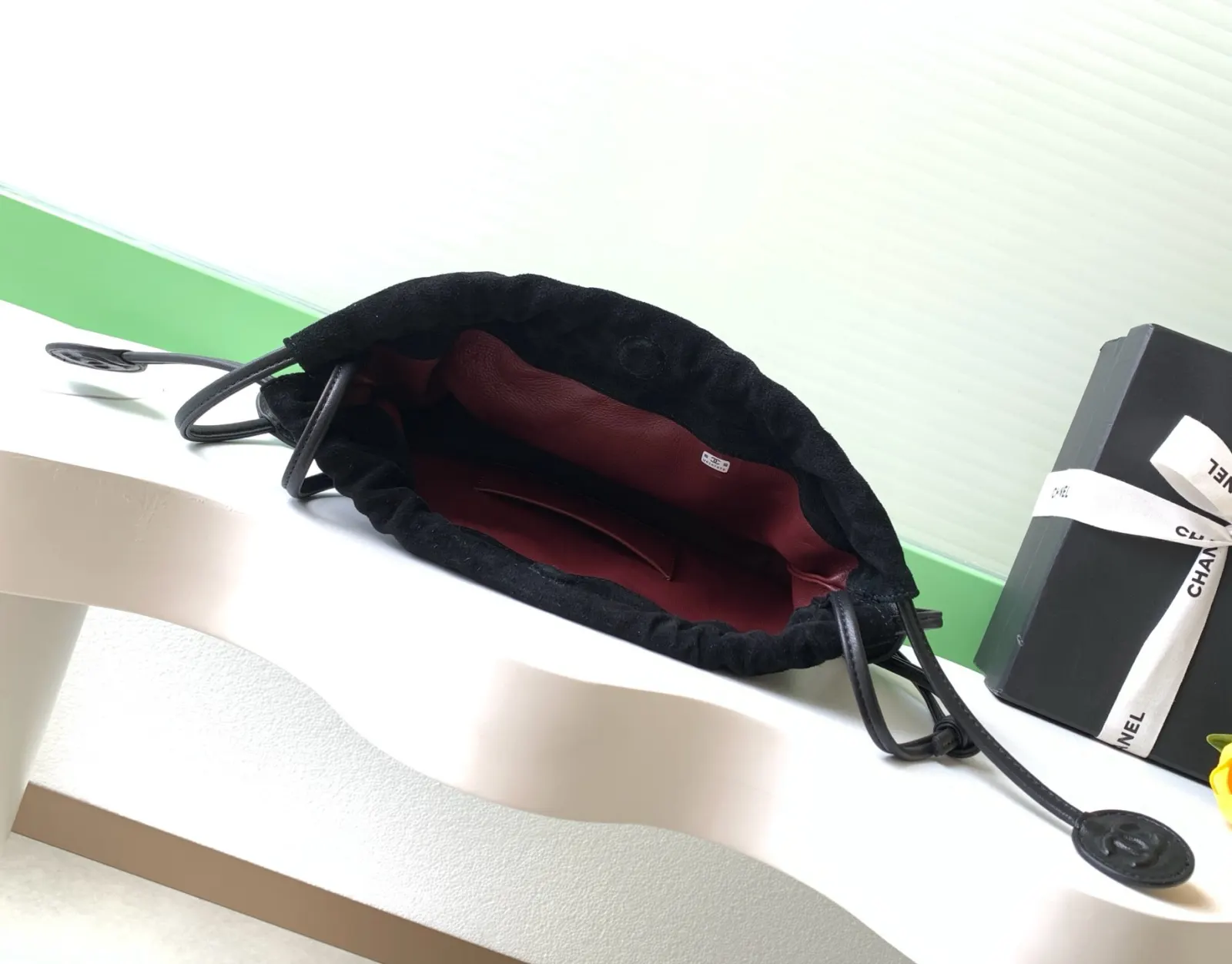 皮革 肩带可调节 单肩斜挎都OK 容量适中 通勤出街都能装 水桶包 休闲水桶款