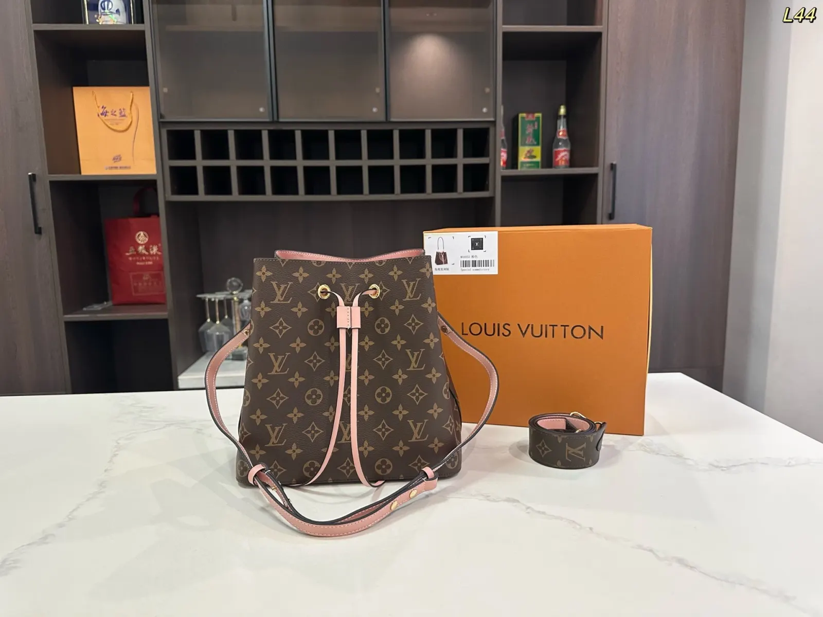 LV 小牛皮 钢五金 水桶包 休闲水桶款
