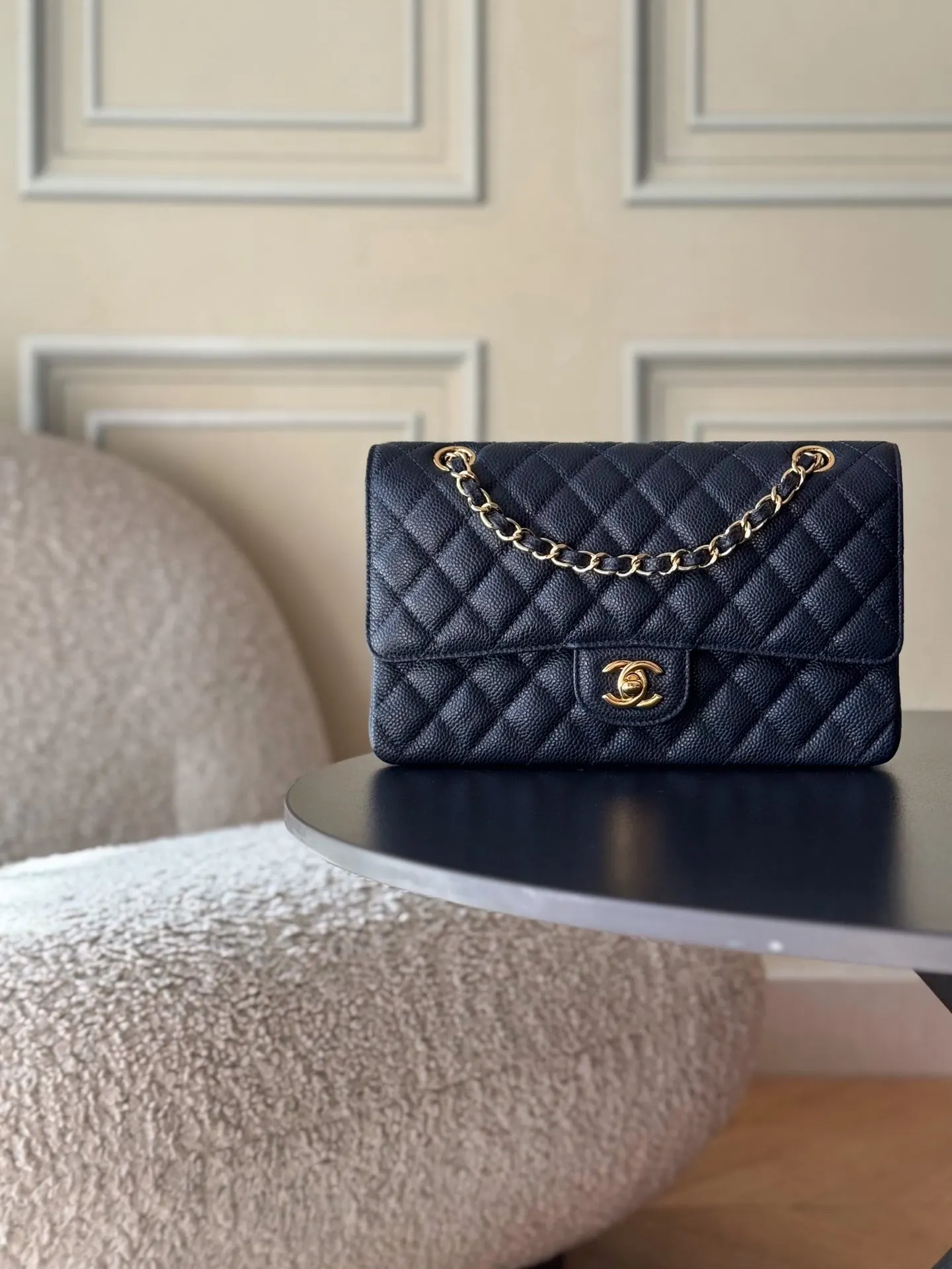CHANEL 深藍色魚子醬牛皮翻蓋鏈條包 金扣款