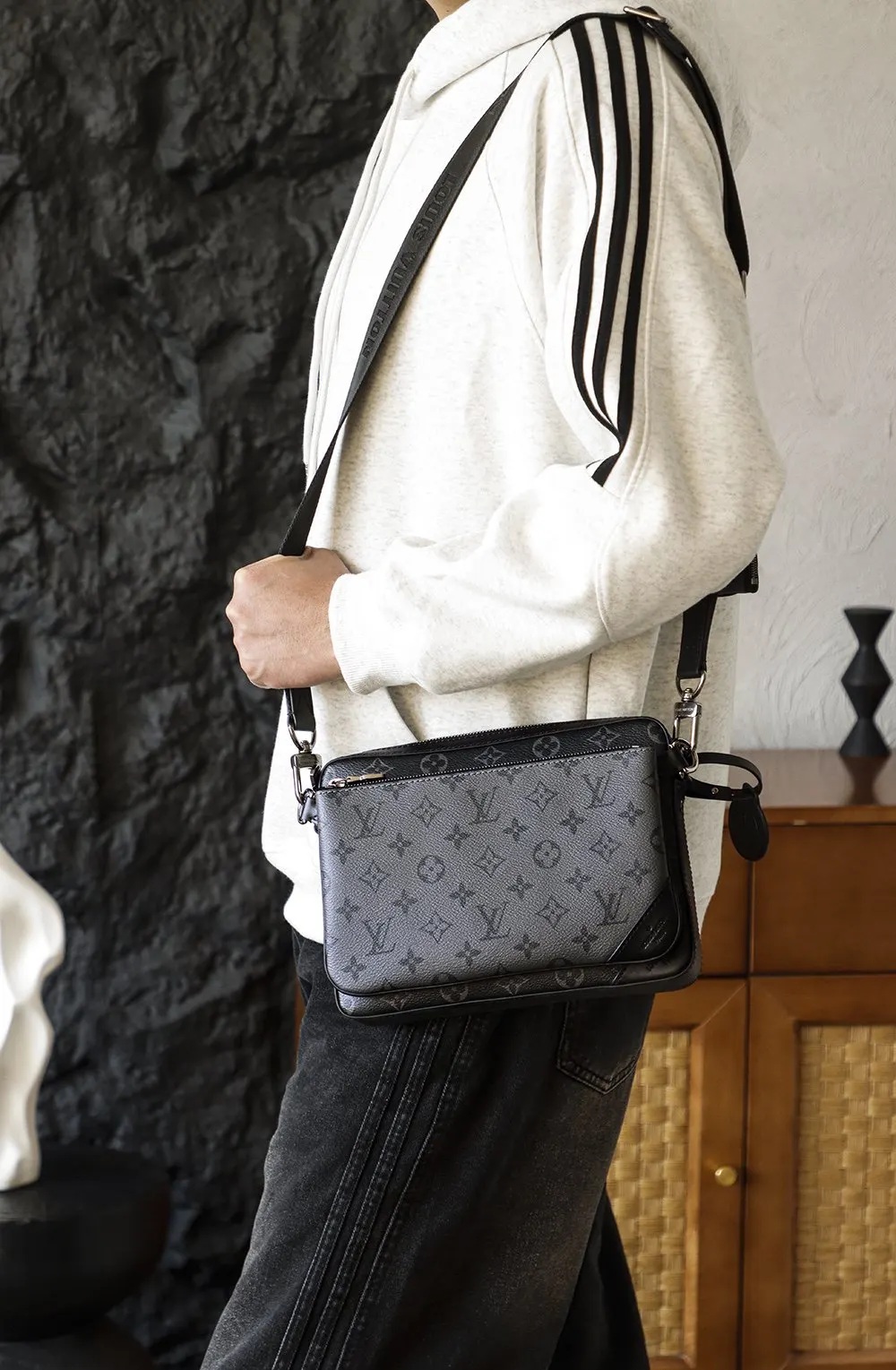 LV 黑色壓紋小方包 單肩斜挎款