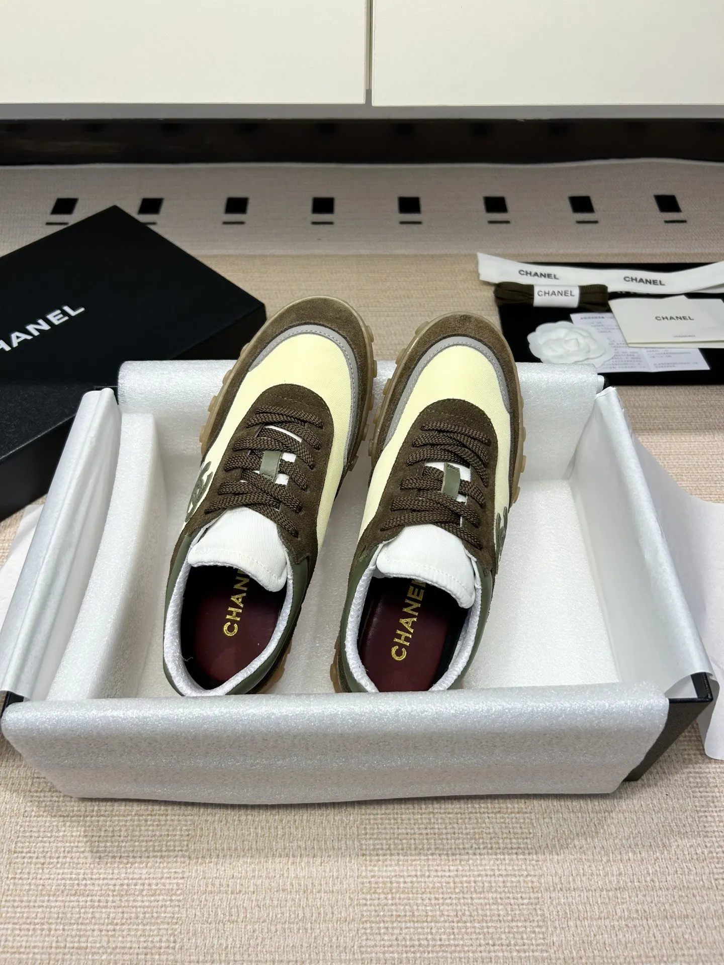 CHANEL 白綠色羊皮休閒鞋 低幫款