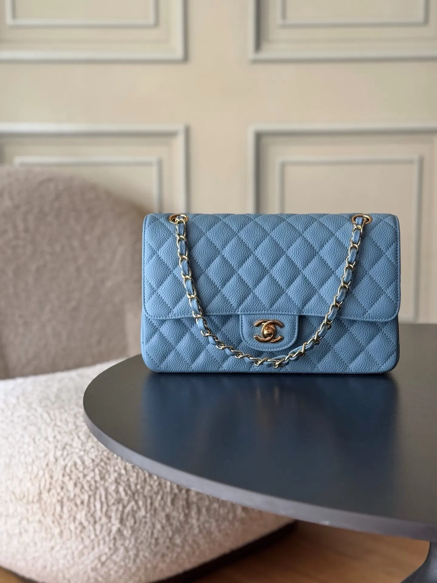 CHANEL 藍色魚子醬牛皮翻蓋鏈條包 金扣款