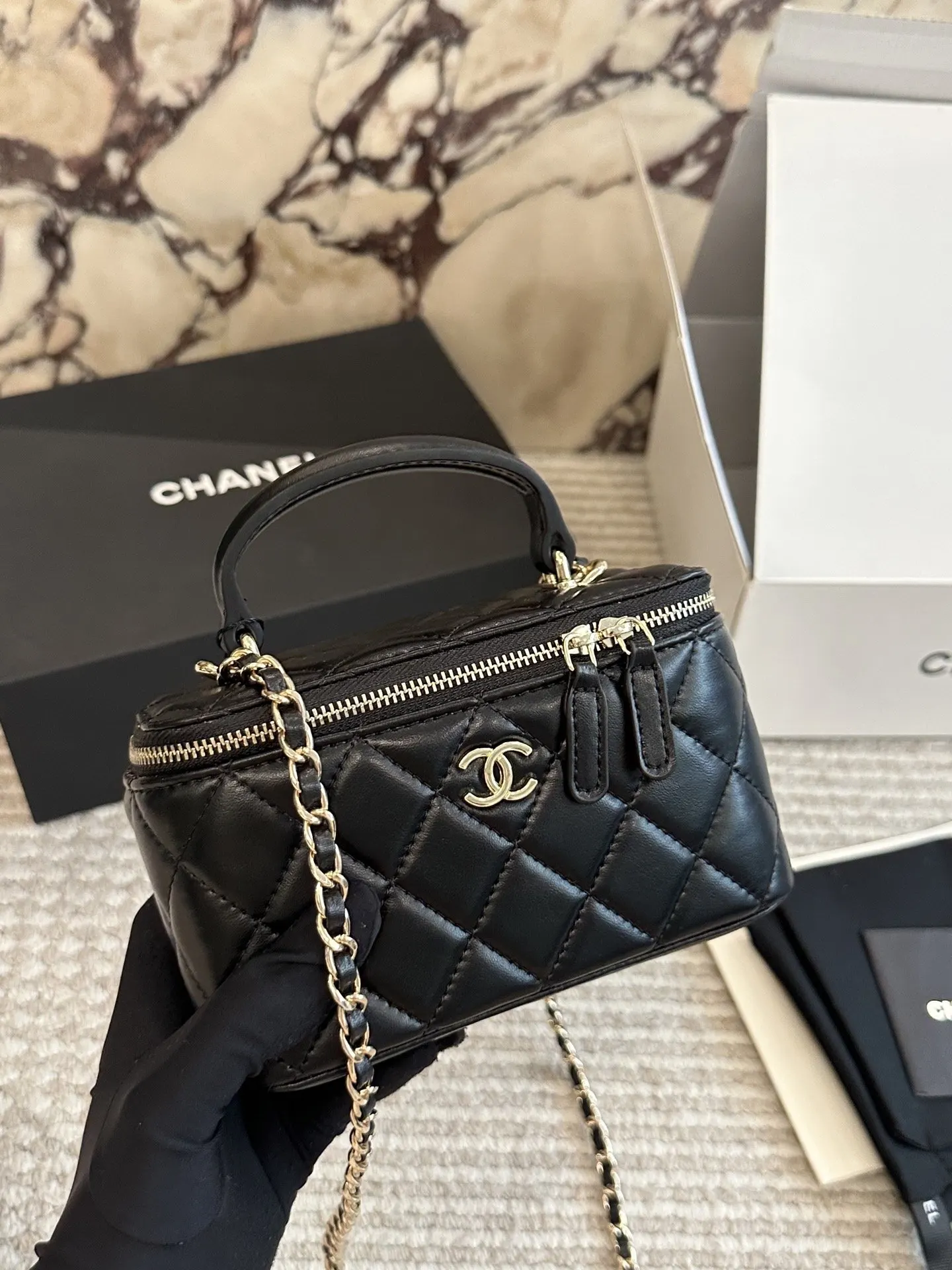CHANEL 羊皮 亮面金标菱格纹羊皮手柄长 包手提單肩 斜背包 輕便斜挎款