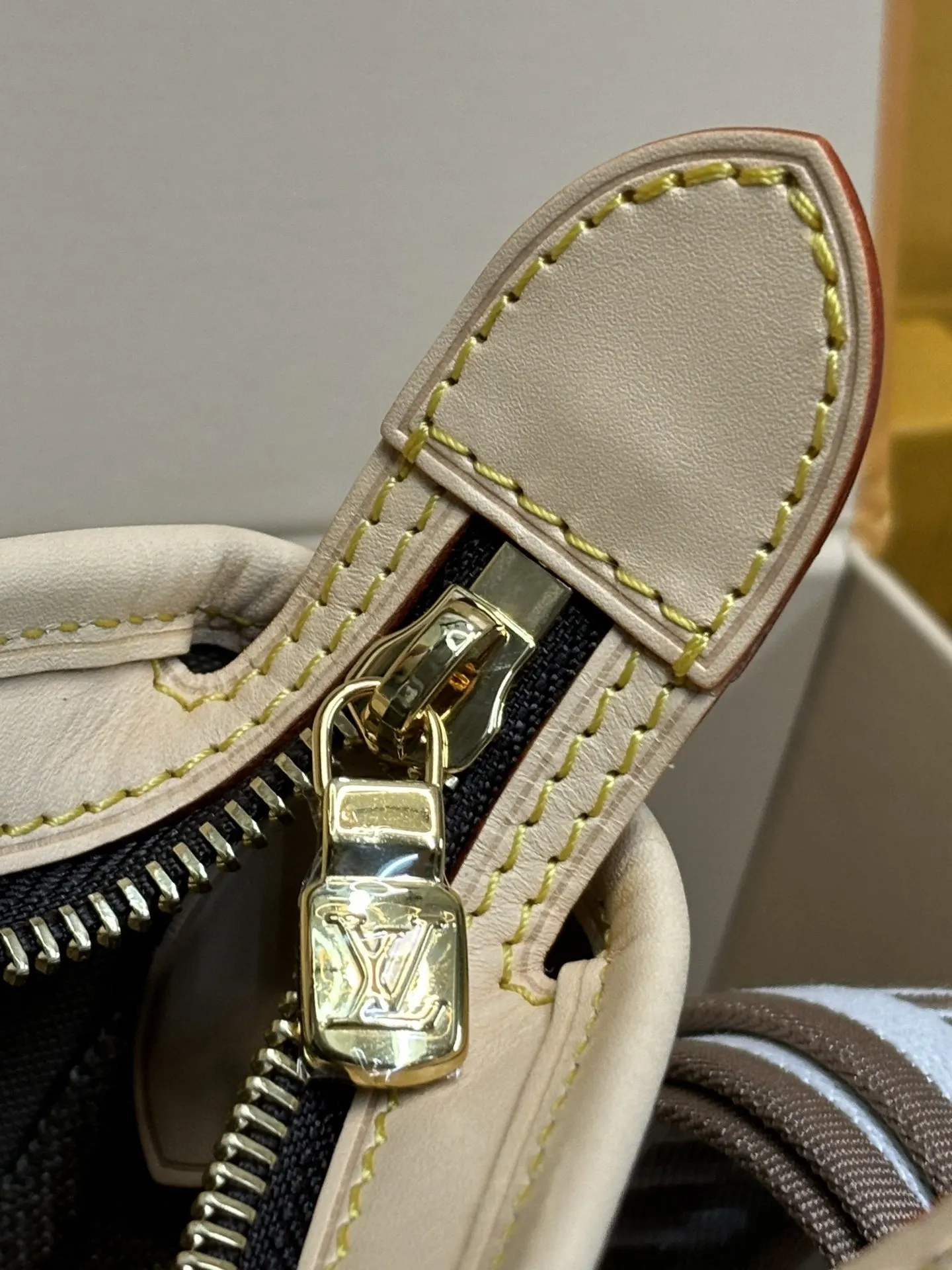 Neverfull 牛皮 斜挎包 轻便斜挎款