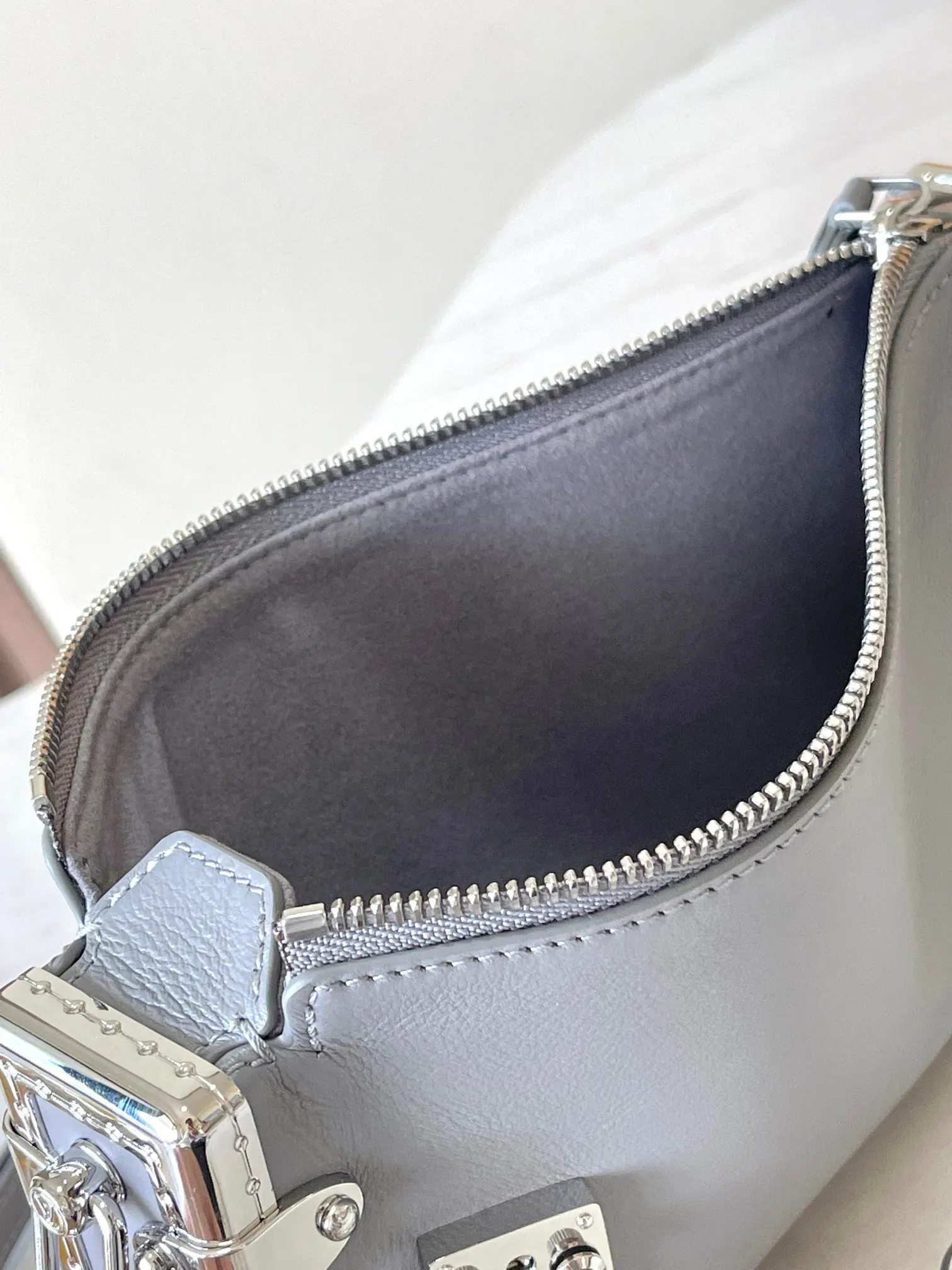 LV Slim Trunk 手袋向传 單肩包 日常單肩背款(數字8) LV Slim Trunk 手袋向传 單肩包 日常單肩背款(數字8)